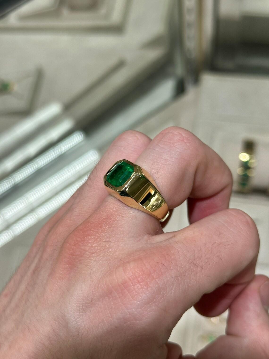 Solitaire en or 18 carats serti d'une émeraude de Colombie vert profond de 3,60 carats, taille Asscher en vente 1