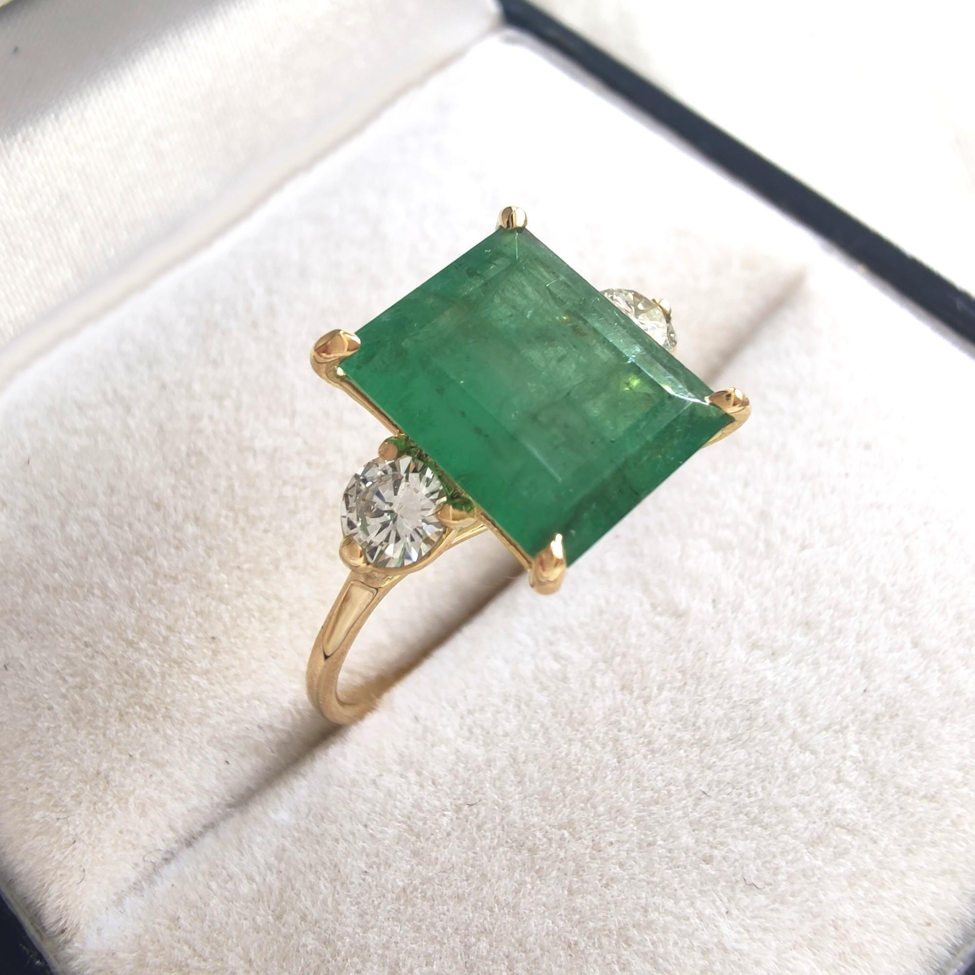 Discover this exquisite 18K Gold Emerald and Diamond Ring, the perfect engagement gift for her. This minimalist women's ring features solid gold and a genuine emerald, embodying timeless elegance and sophisticated charm.

TECHNICAL