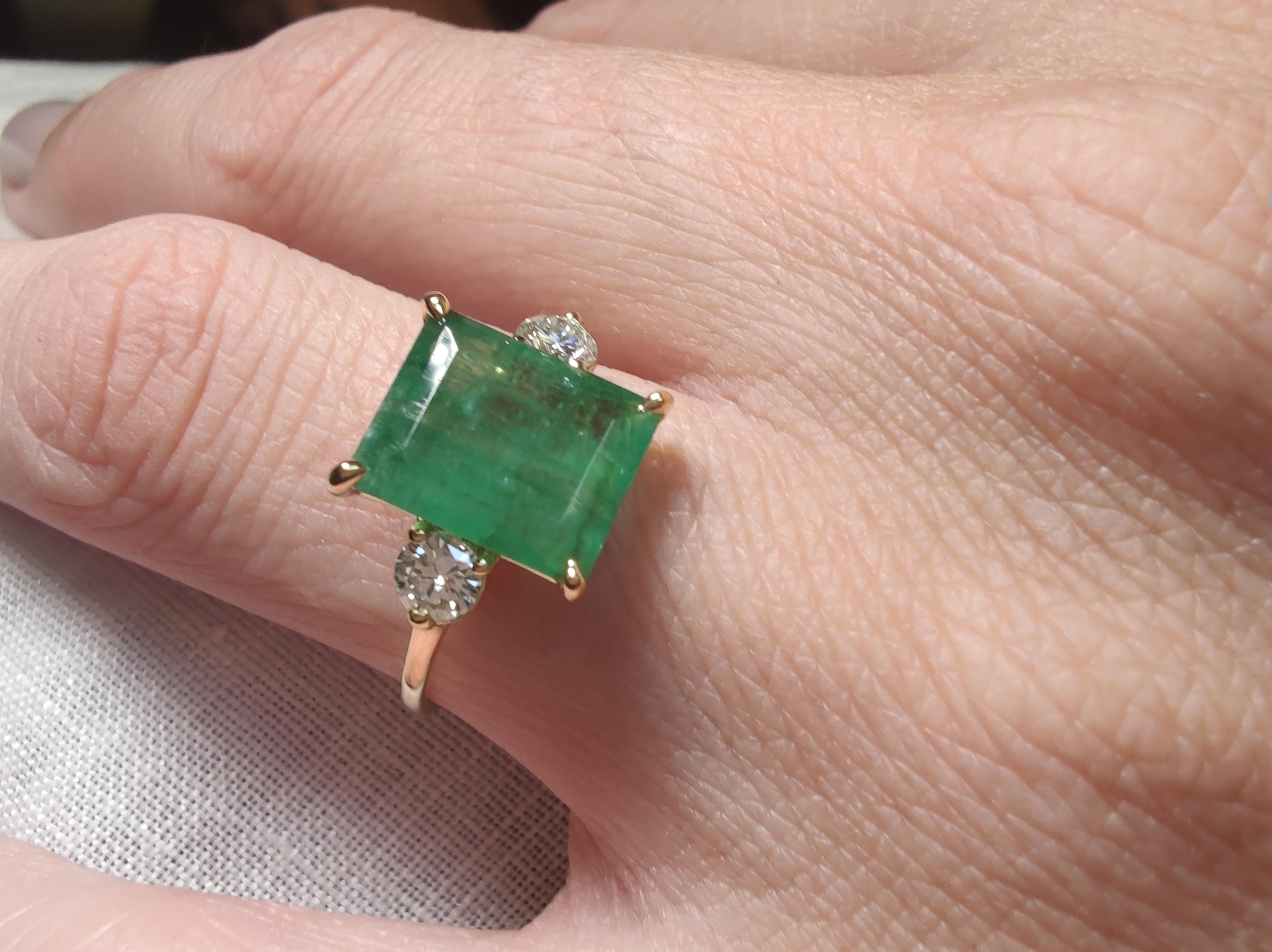 18K Gold 3.91 Carat Emerald 0.32 Carat  Diamond Ring -  Engagement Gift for Her In New Condition For Sale In Sant Josep de sa Talaia, IB