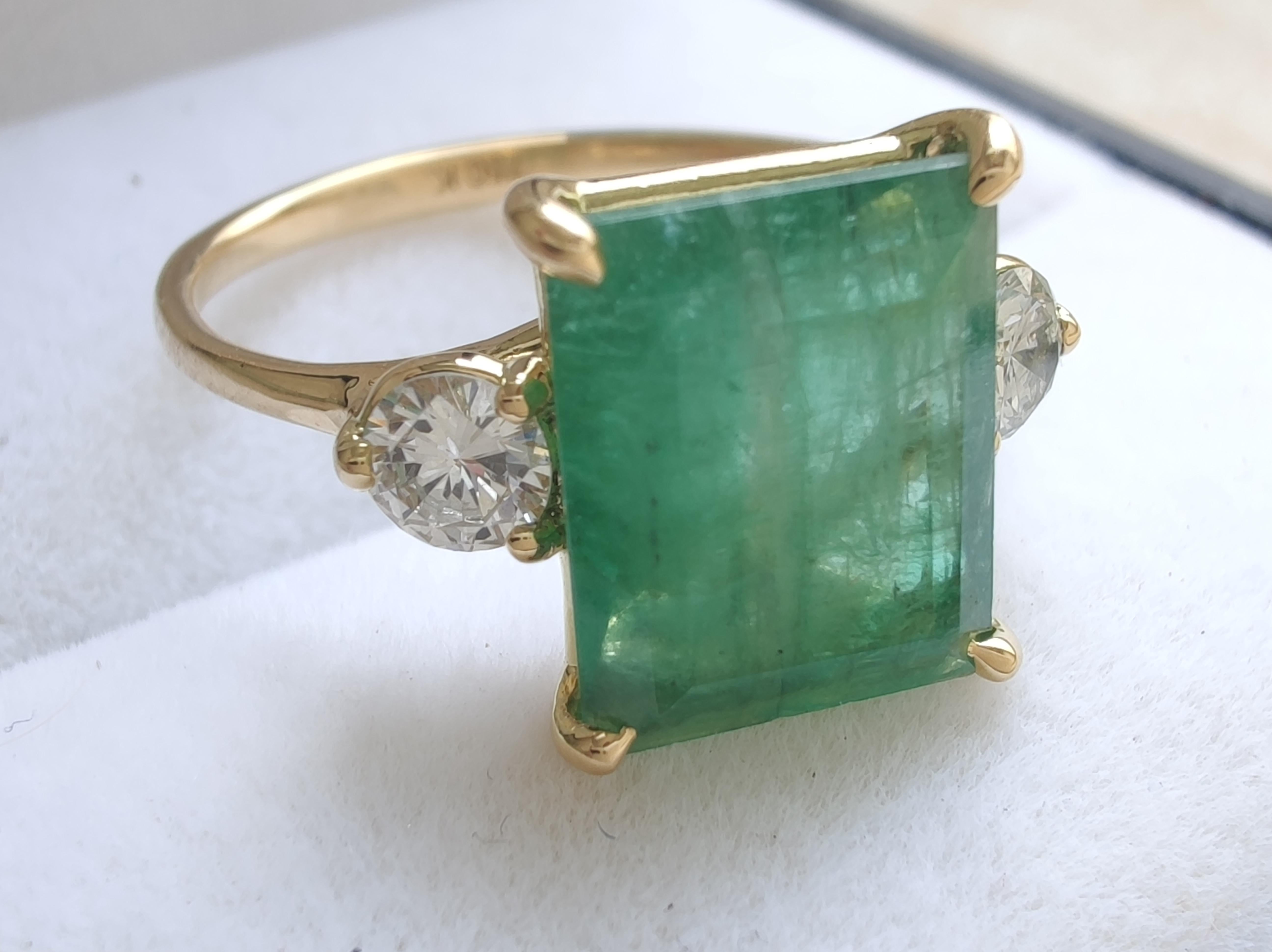 18K Gold 3.91 Carat Emerald 0.32 Carat  Diamond Ring -  Engagement Gift for Her For Sale 2