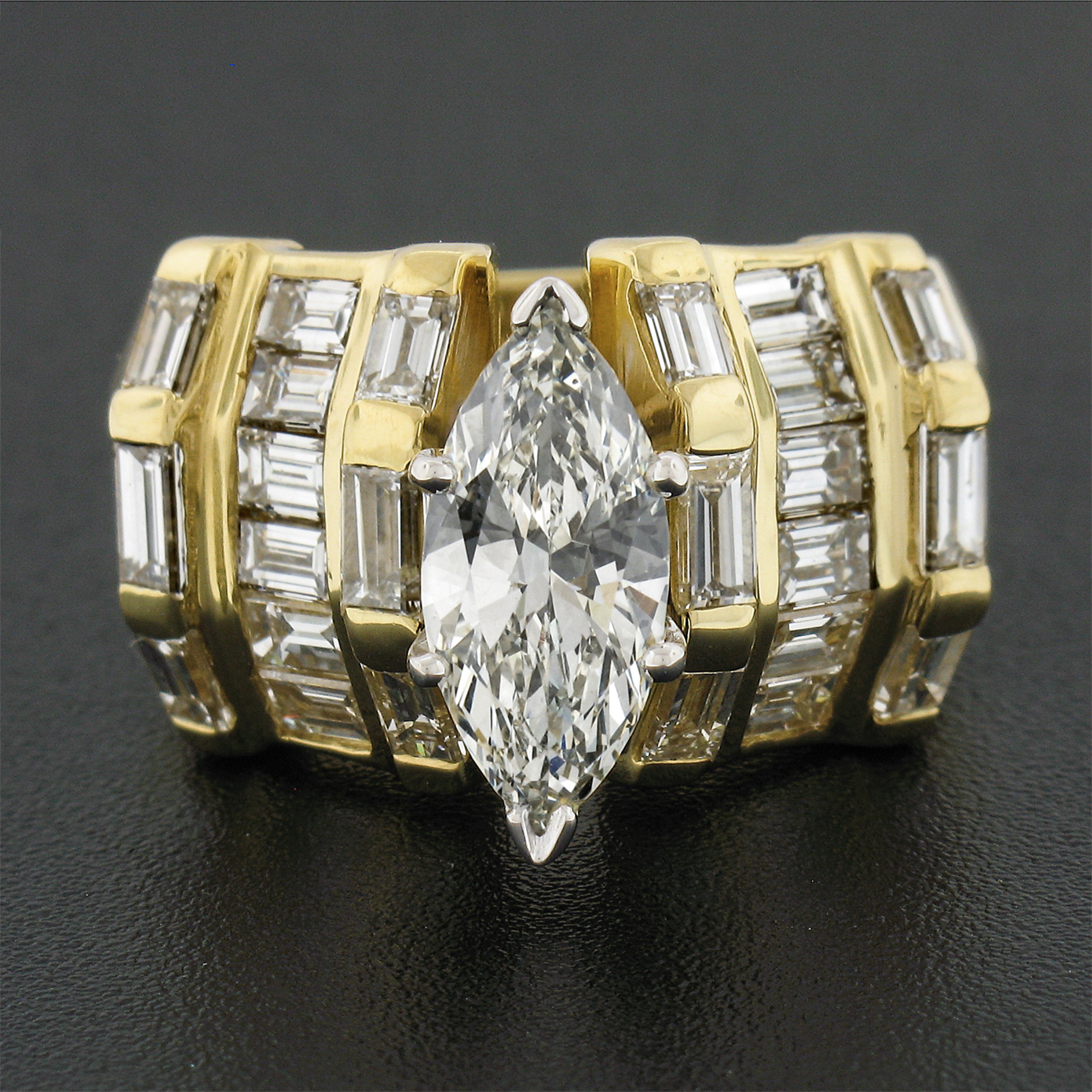 Bague de fiançailles large en or 18 carats avec diamant marquise de 3,97 carats certifié GIA et côtés baguettes Excellent état - En vente à Montclair, NJ