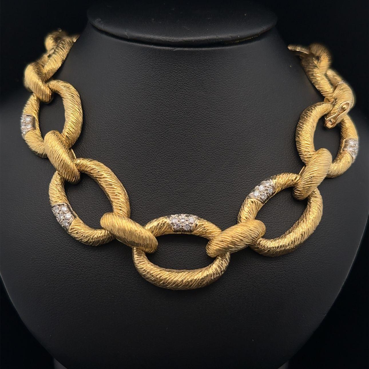 Taille ronde Bracelet ou sautoir en or 18k 3ctw Diamond Large Textured Open Oval Link 3 Bracelet ou sautoir- en vente