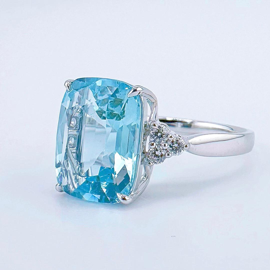 Modern 18K Gold 4.27 CT Aquamarine Ring with Diamonds