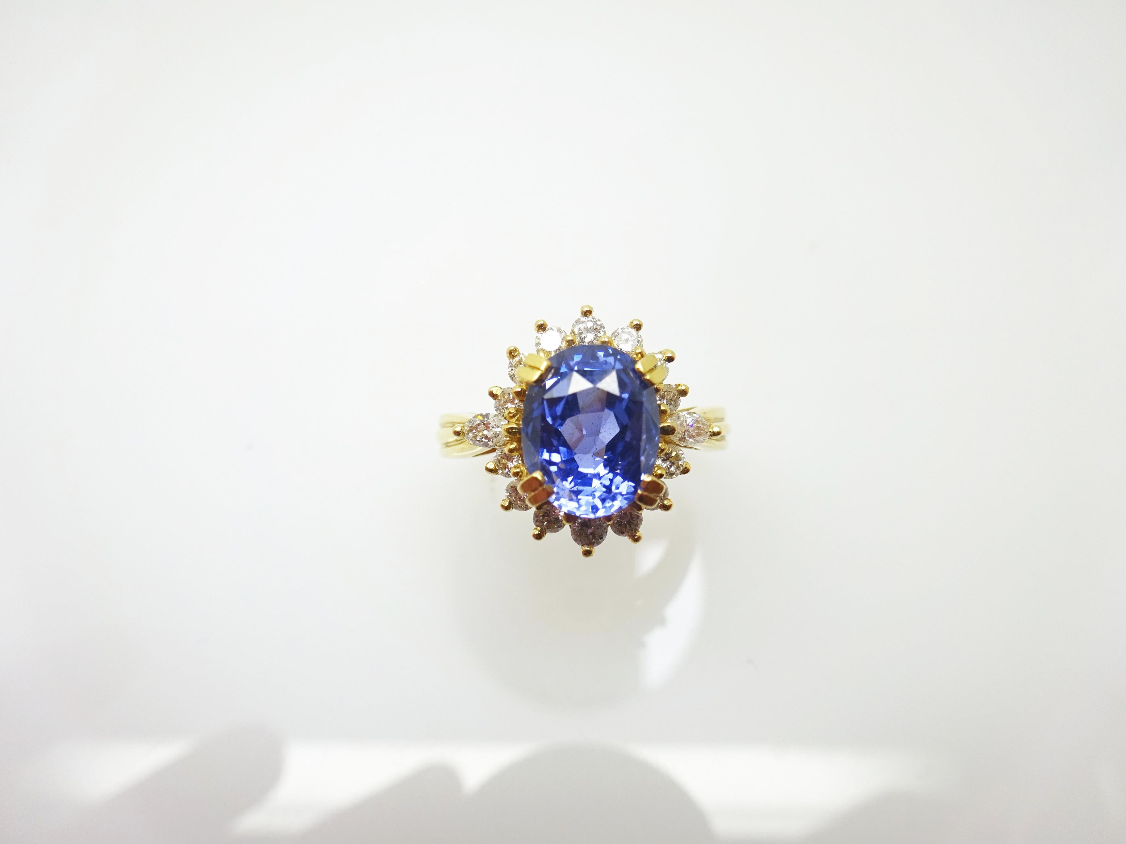 Contemporary 18k Gold 4.34cts Genuine Natural Ceylon Sapphire and Diamond Ring '#J3398' For Sale