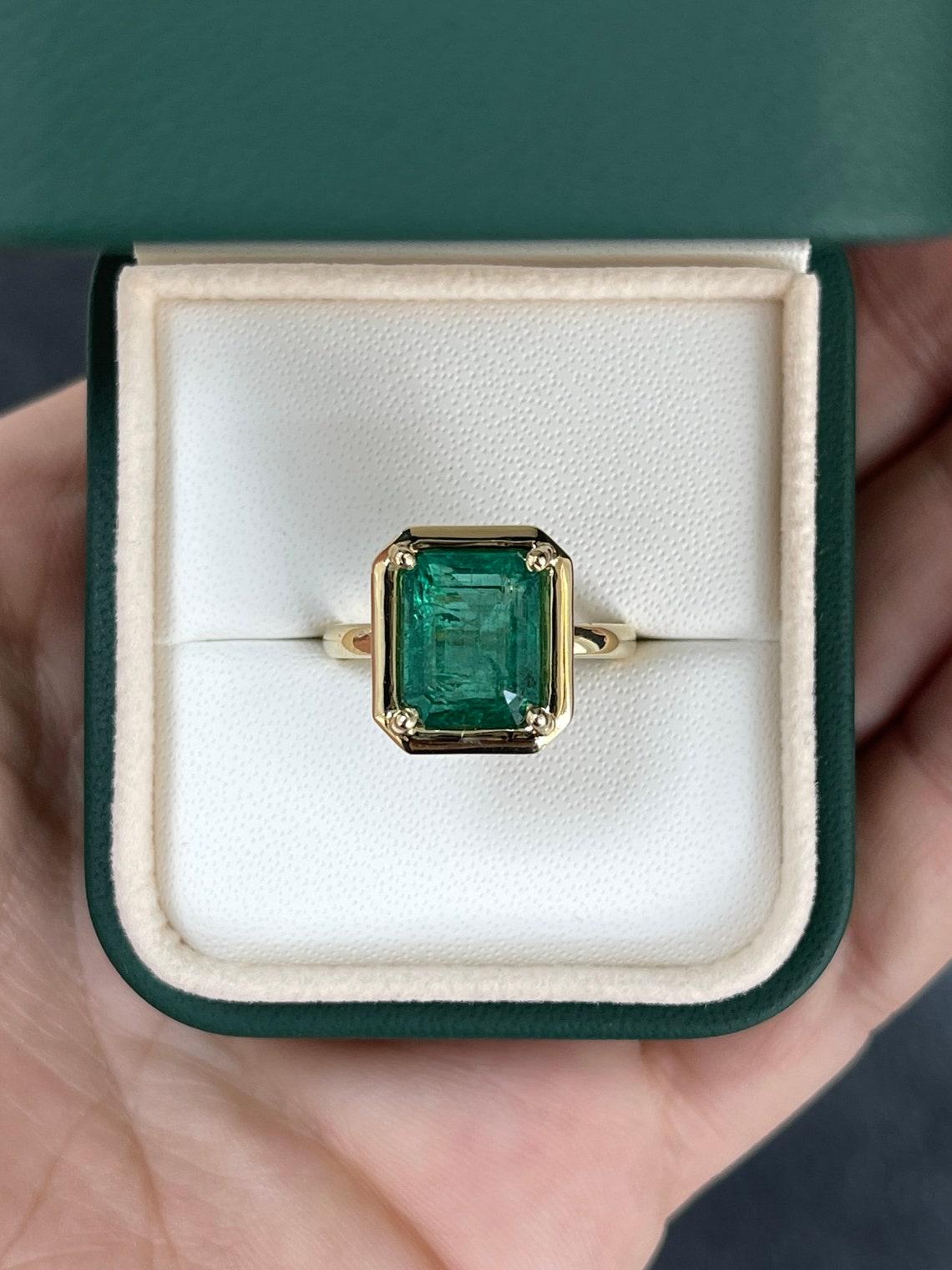 Art Deco 18K Gold 4.40ct Emerald Cut Solitaire Ring, Four Prong Bezel Set May Birthstone For Sale