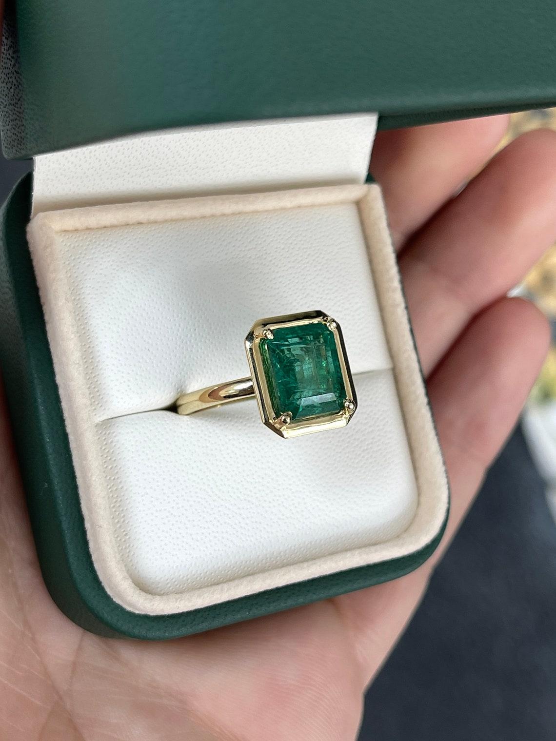 18K Gold 4.40ct Emerald Cut Solitaire Ring, Four Prong Bezel Set May Birthstone In New Condition For Sale In Jupiter, FL