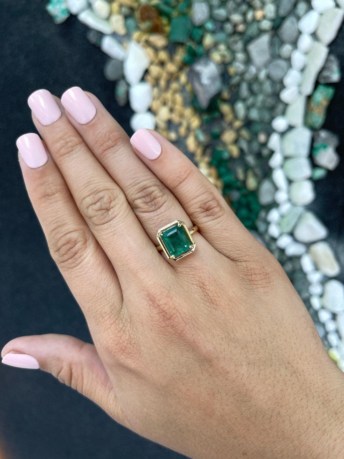 18K Gold 4.40ct Emerald Cut Solitaire Ring, Four Prong Bezel Set May Birthstone For Sale 1