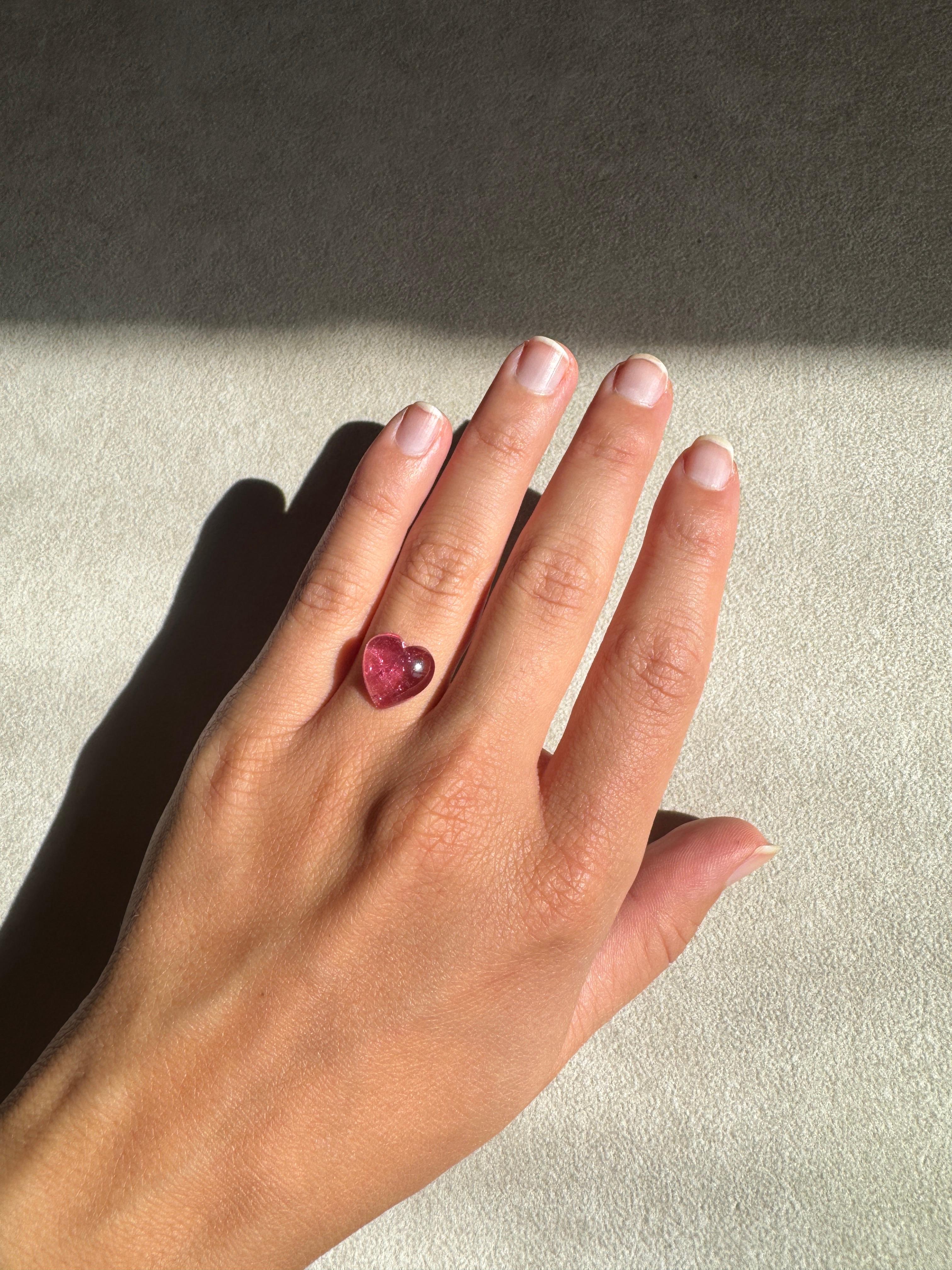 Bague Love en or 4,5 carats 18 carats de Rossella Ugolini, ornée d'une tourmaline rose framboise en forme de cœur. Cette pièce unique est disponible en or rose 18 carats, en or jaune 18 carats ou en or blanc 18 carats, et est fabriquée sur