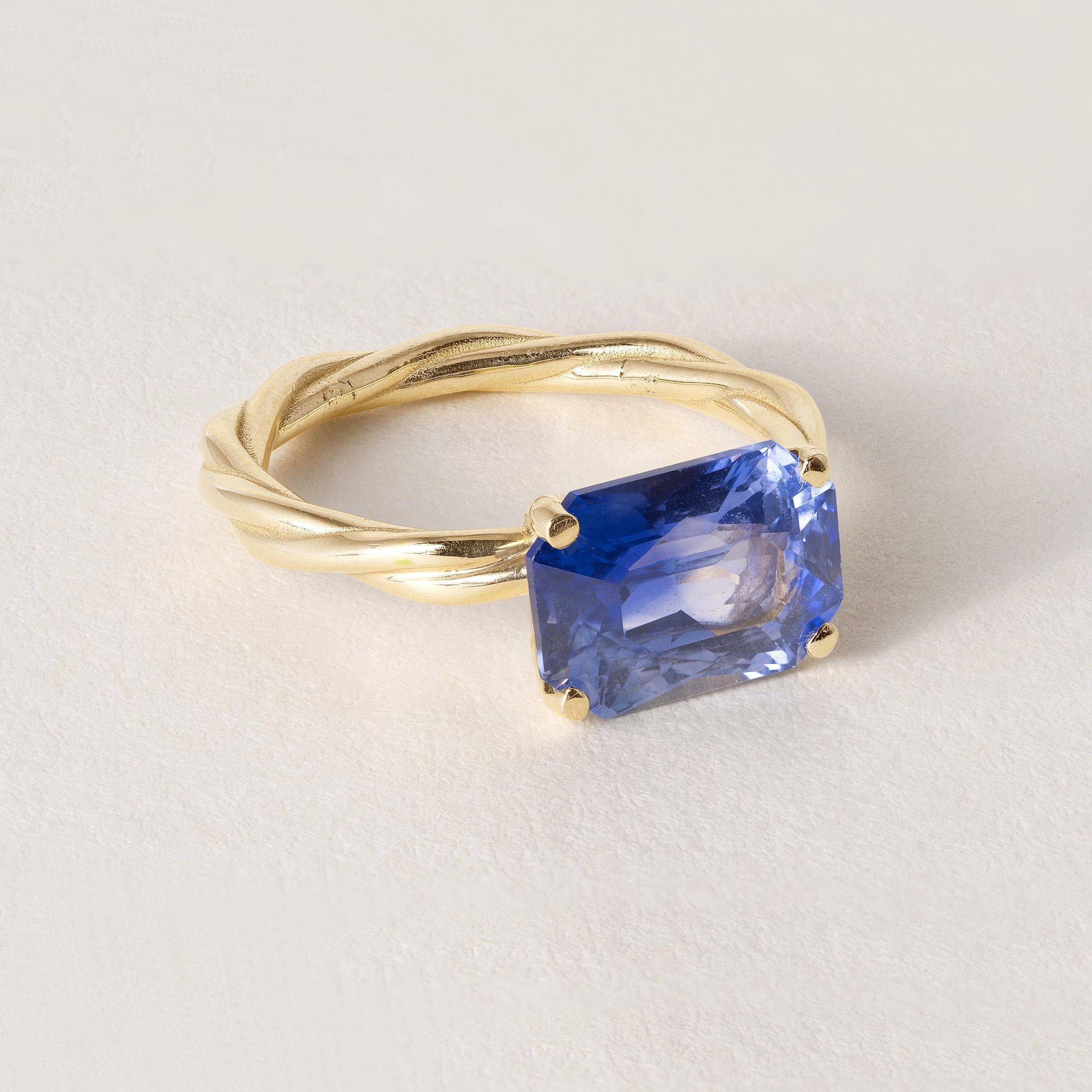Dies ist ein natürlicher Ceylon-Saphir in einem modernen Solitärring aus 18 Karat Gold
Einzelheiten:

4,57 Karat im Smaragdschliff
Herkunft, Ceylon und erhitzt.
Kommt mit Zertifikat
Natürliche Einschlüsse und Zonierungen im Edelstein.
18K Gold