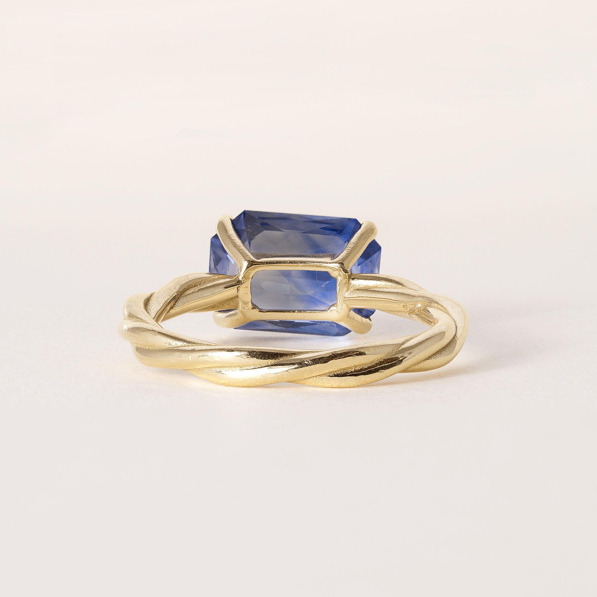 18K Gold 4.57 Karat Blauer Saphir Smaragdschliff Gedrehtes Band Solitaire (Zeitgenössisch) im Angebot