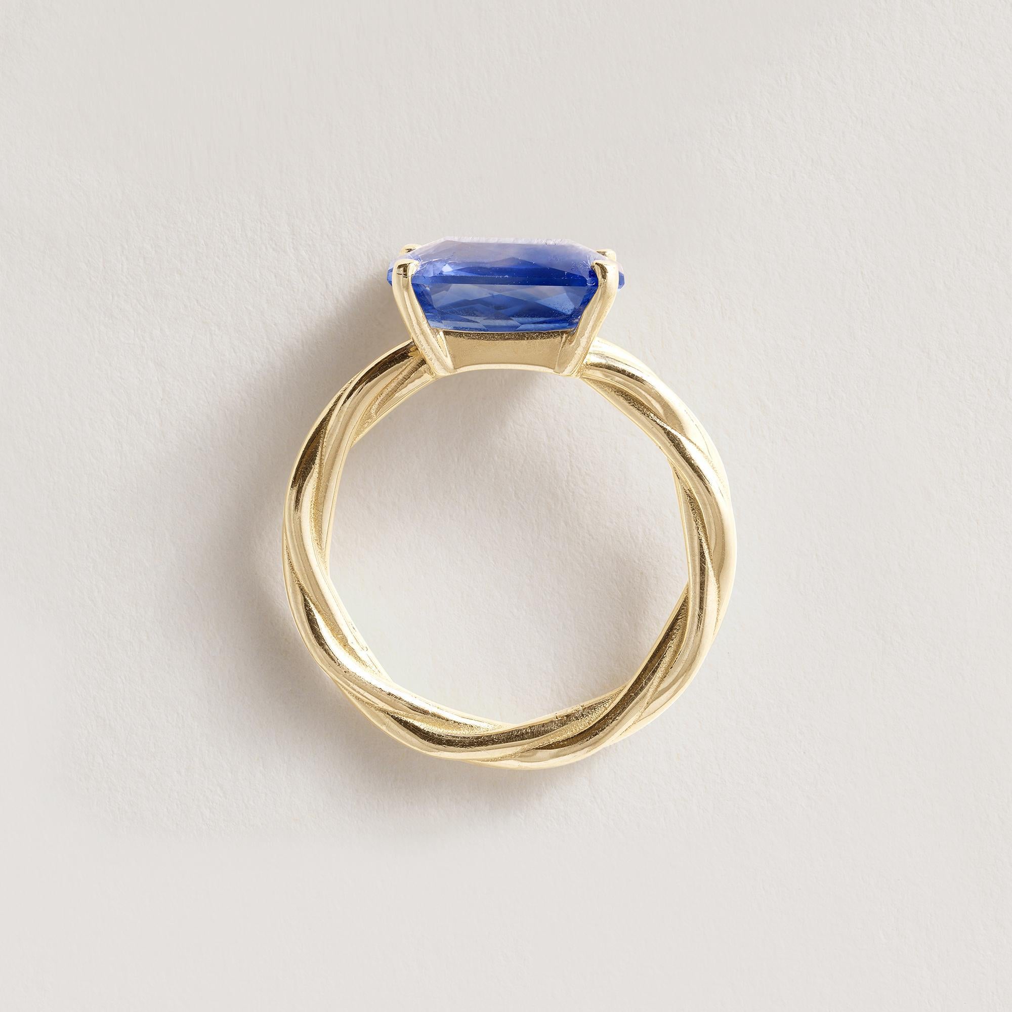 18K Gold 4.57 Karat Blauer Saphir Smaragdschliff Gedrehtes Band Solitaire im Zustand „Hervorragend“ im Angebot in Los Angeles, CA