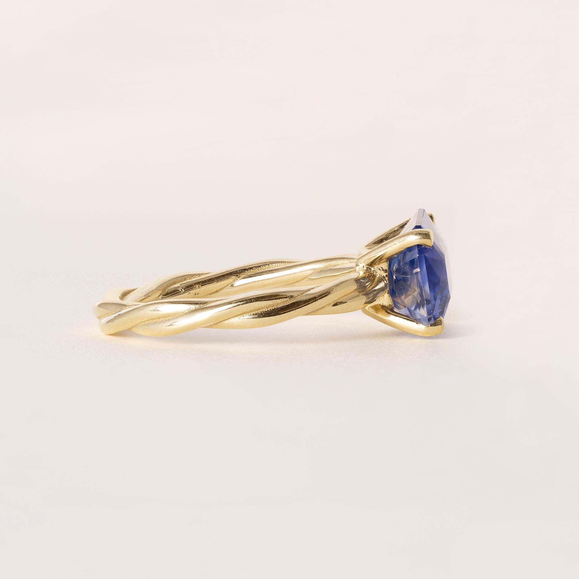 18K Gold 4.57 Karat Blauer Saphir Smaragdschliff Gedrehtes Band Solitaire Damen im Angebot