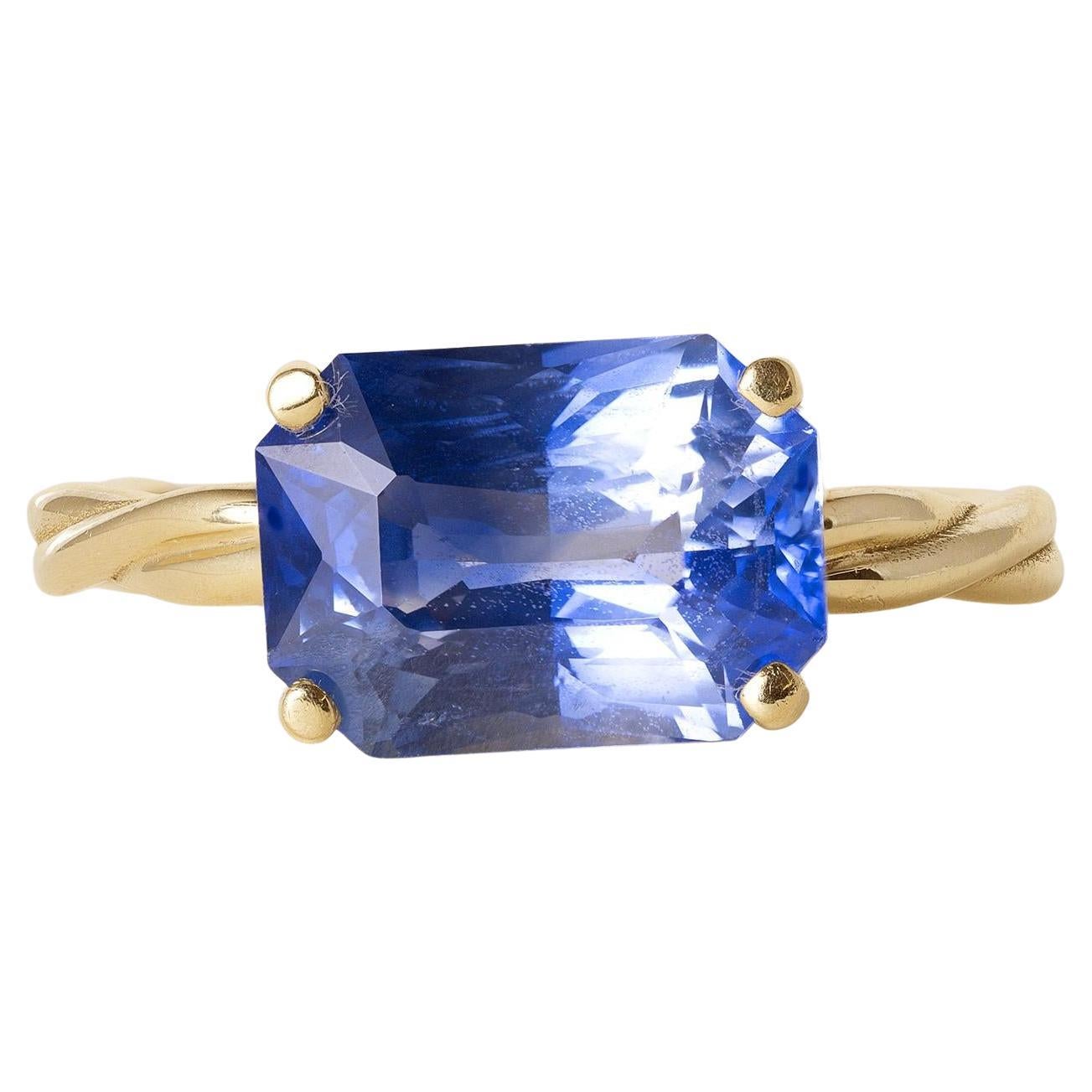 18K Gold 4.57 Karat Blauer Saphir Smaragdschliff Gedrehtes Band Solitaire im Angebot