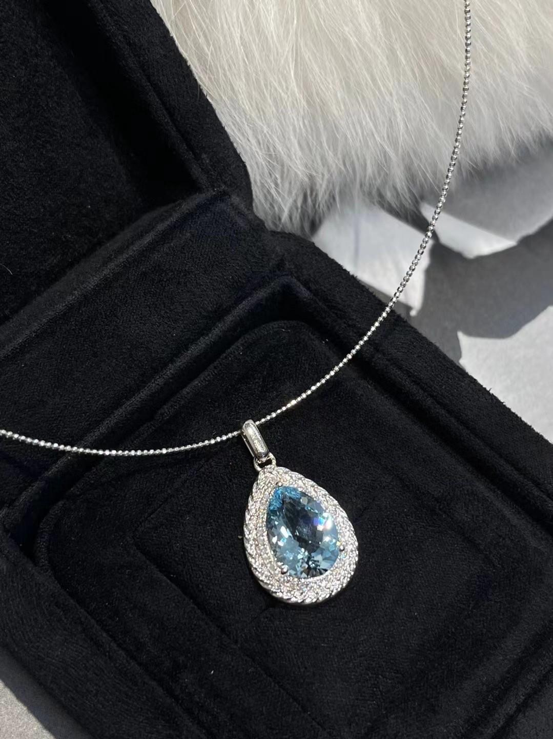 4.62 Carat Pear Shaped Aquamarine Diamond Pendant

Main stone - 4.62 CT
Diamonds - 0.23 CT 
Total Weight - 7.32 GM

Stunning Gemstone: Features a 4.62-carat aquamarine, with its clear blue color reminiscent of the ocean, captivating at a