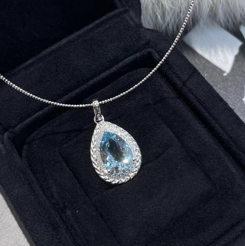 Moderne 4.62 Carat Pear Shaped Aquamarine Diamond Pendant en vente