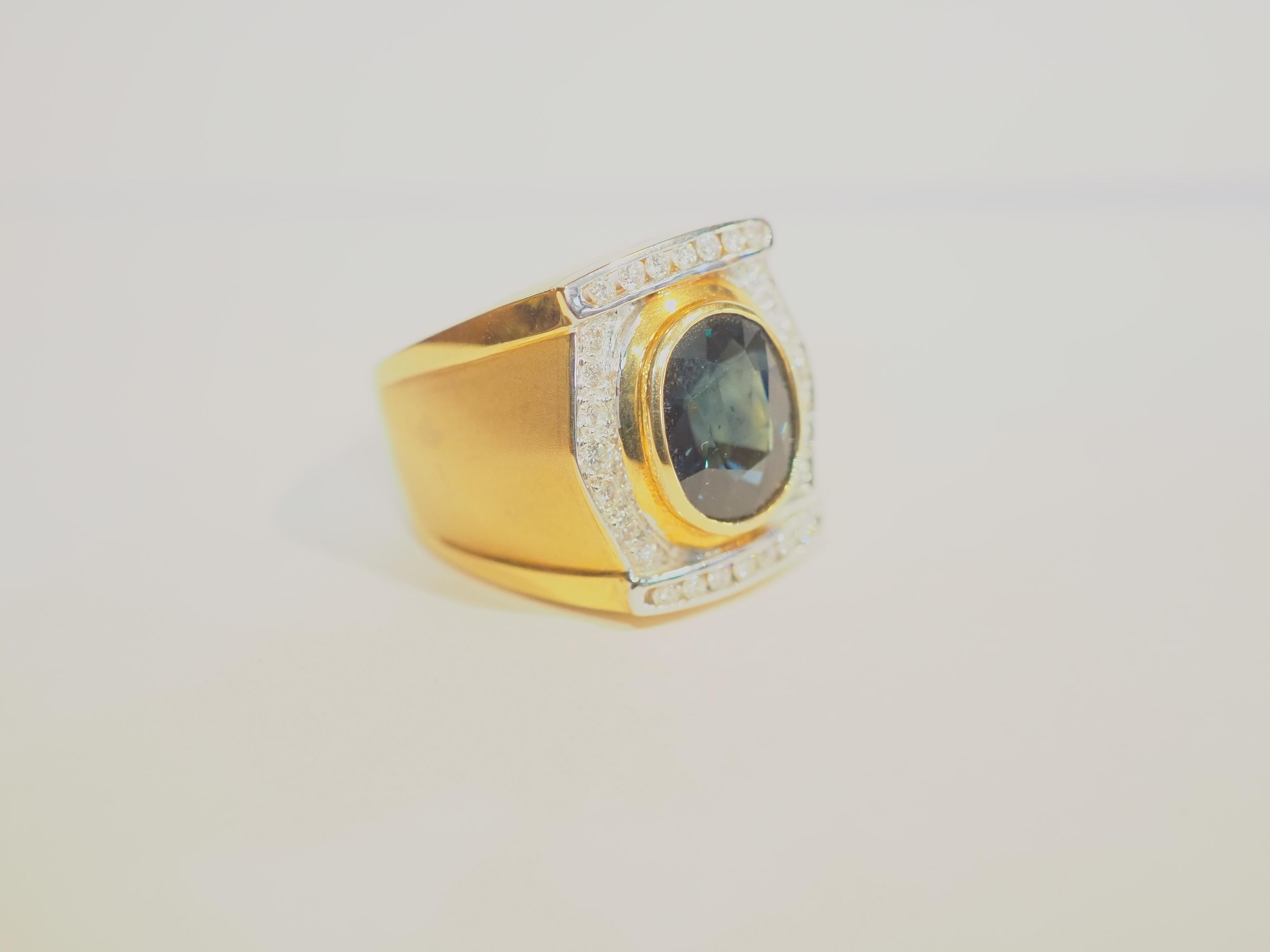 Taille ovale Bague chevalière pour homme en or 18 carats, saphir bleu sarcelle foncé de 4,80 carats et diamant de 0,46 carats en vente