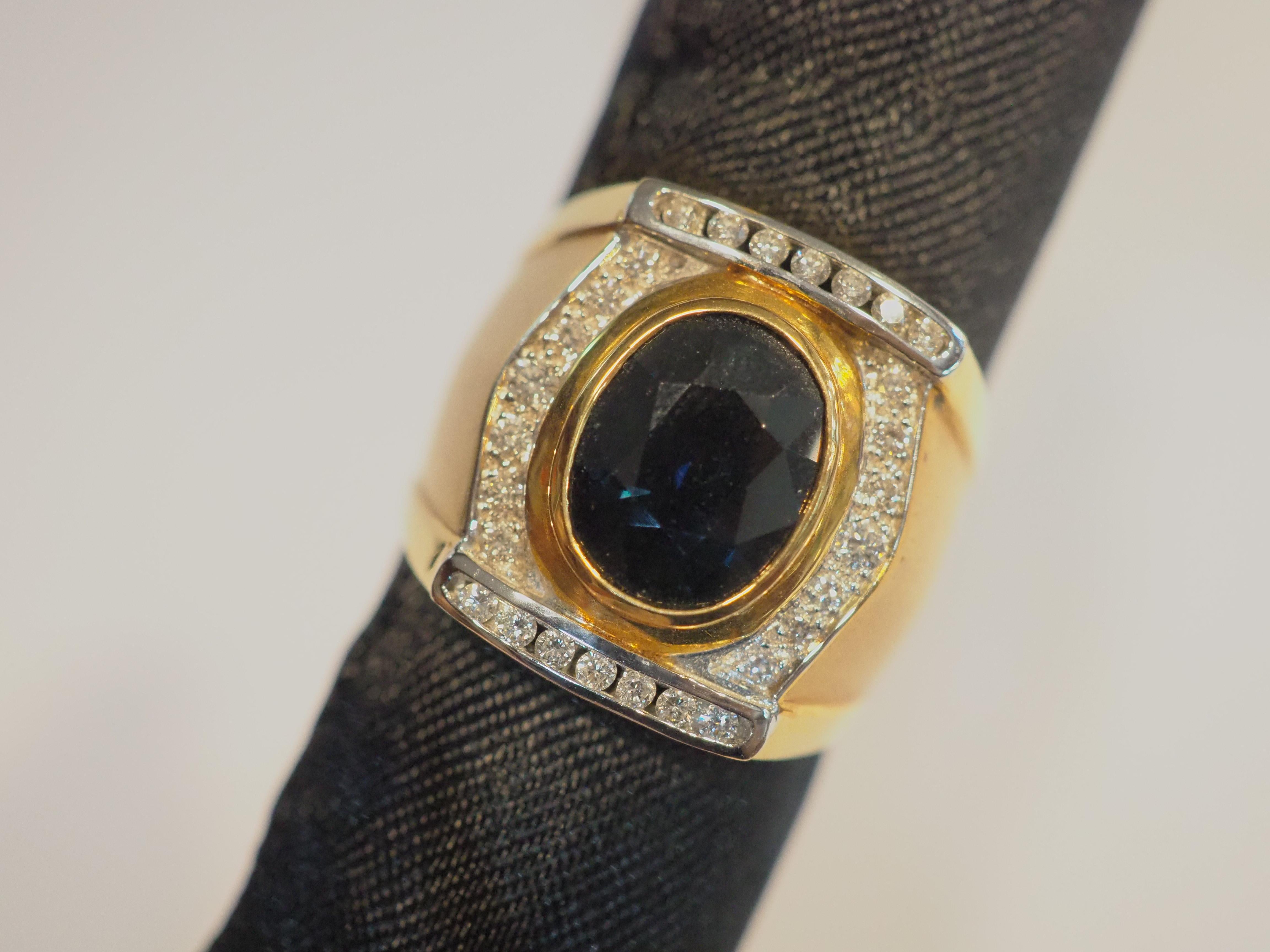 Bague chevalière pour homme en or 18 carats, saphir bleu sarcelle foncé de 4,80 carats et diamant de 0,46 carats en vente 1