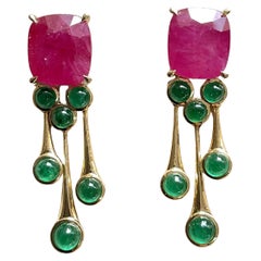 Pendiente de oro de 18 quilates de 4,94 quilates de esmeralda redonda y 21,28 quilates de rubí talla cojín talla natural Pendiente de oro de 18 quilates de 4,94 quilates de esmeralda redonda y 21,28 quilates de rubí talla cojín talla natural