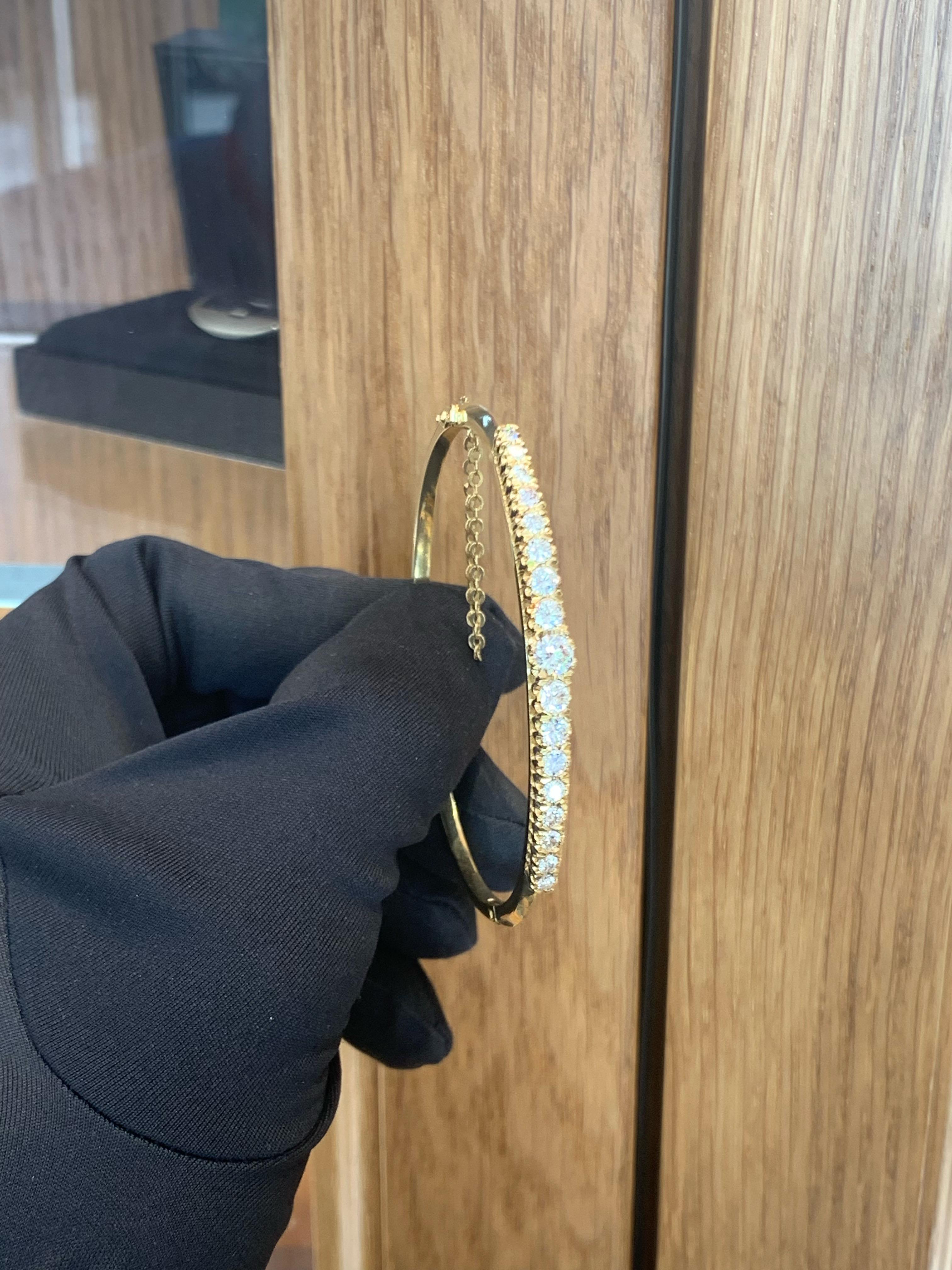 18k Gold 5.0 Carats Diamond Bangle Bracelet In Excellent Condition For Sale In Ramat Gan, IL