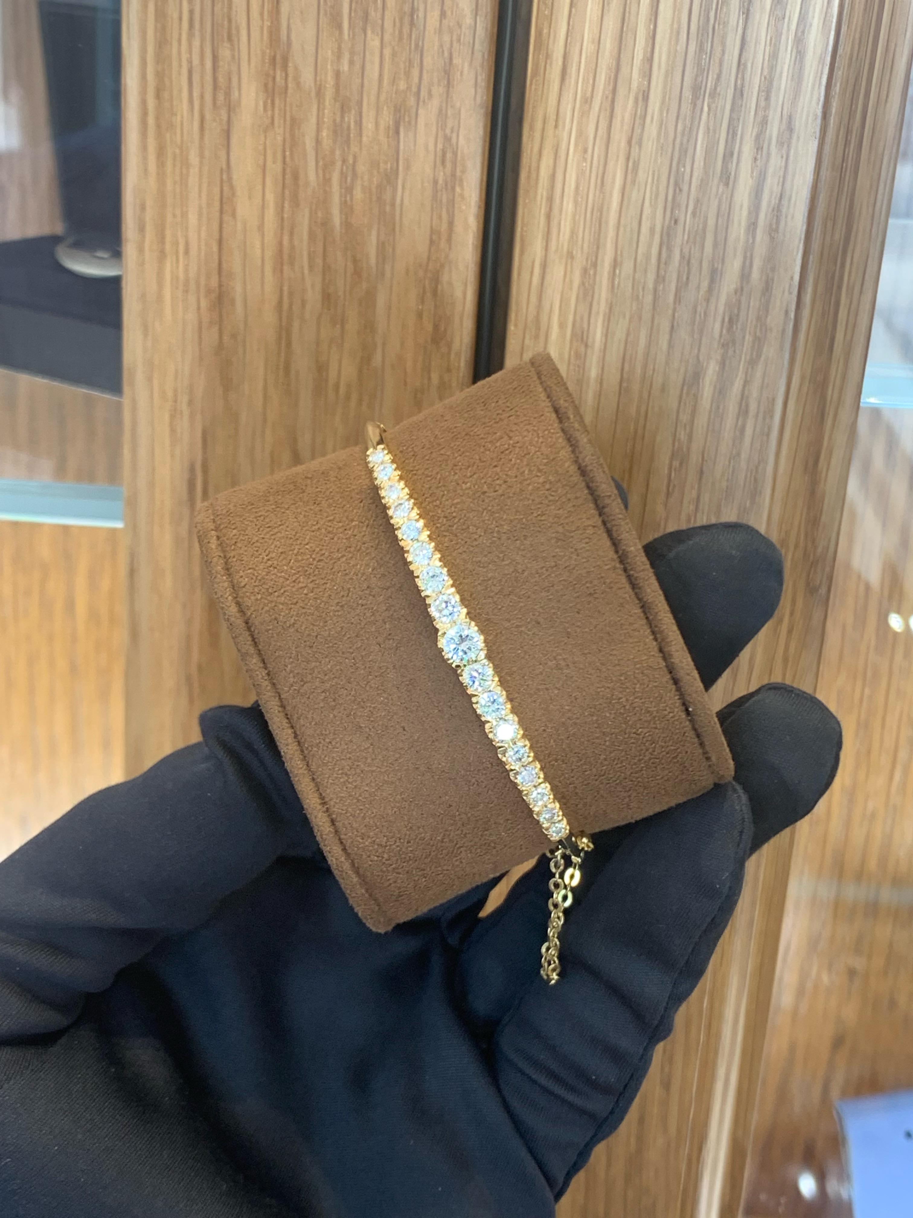 18k Gold 5.0 Carats Diamond Bangle Bracelet For Sale 3