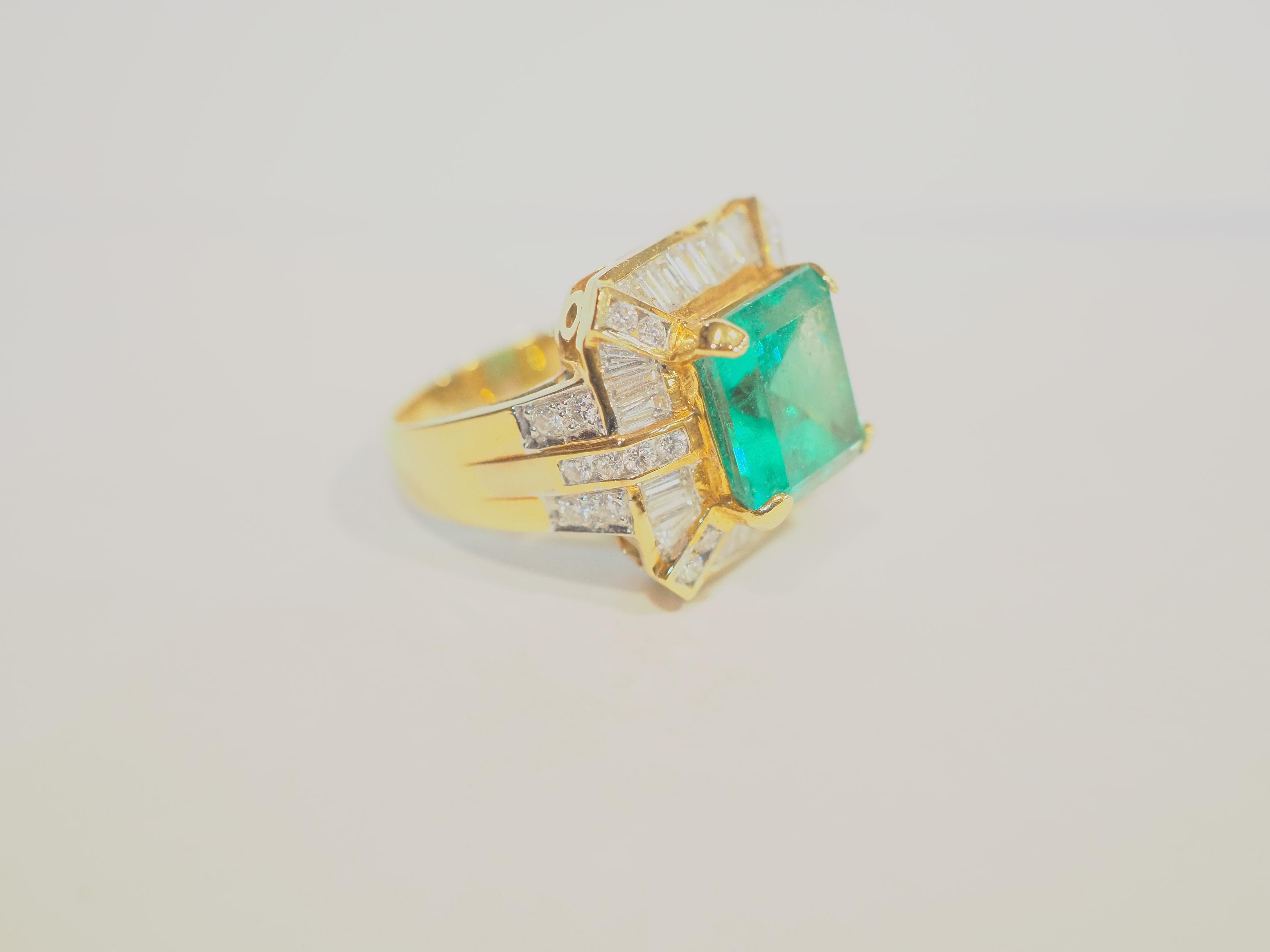 Esmeralda colombiana de oro de 18 quilates de 5,10 quilates y anillo de cóctel de diamantes de 1,54 quilates en Excelente estado para la venta en เกาะสมุย, TH