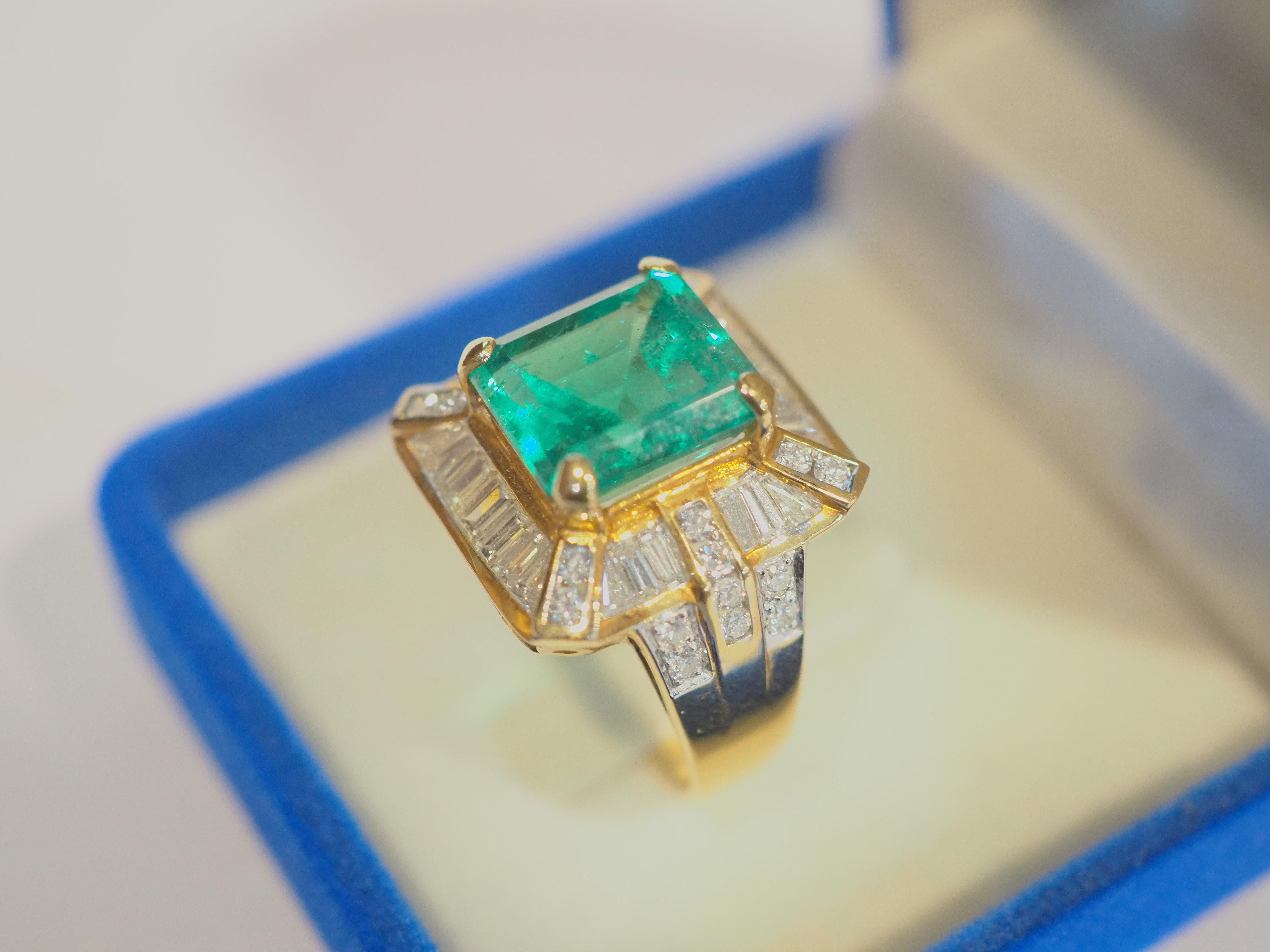 Women's or Men's 18K Gold 5.10ct Colombian Emerald & 1.54ct Diamond Cocktail Ring For Sale
