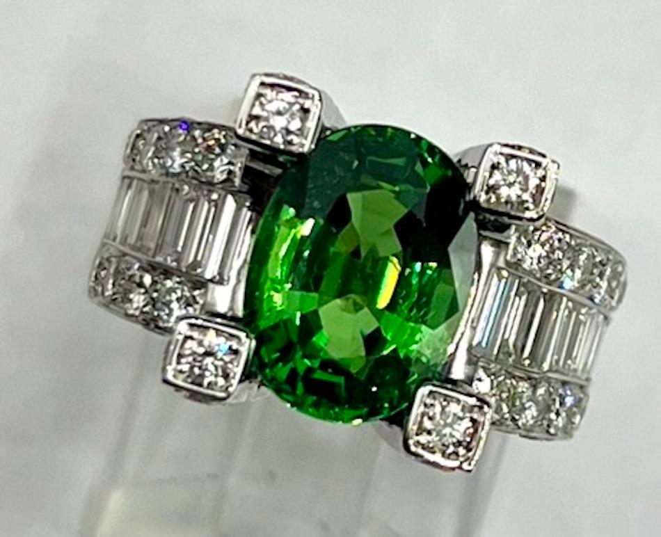 Contemporary 18K Gold 5.11Ct Oval Very Fine Tsavorite Ring For Sale