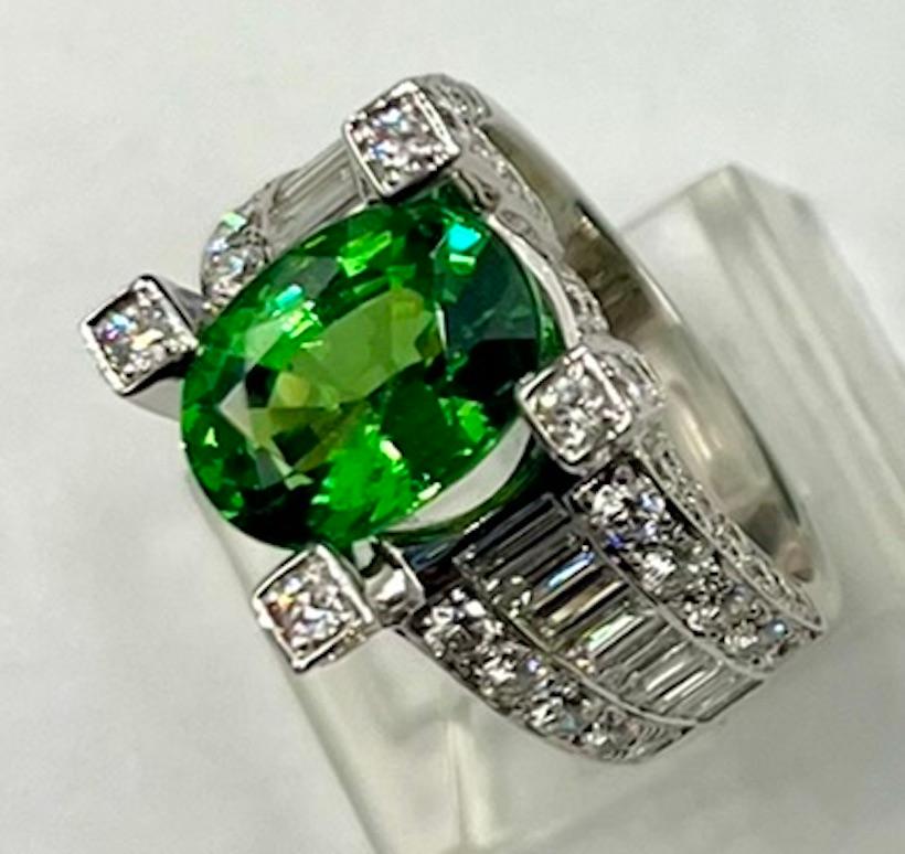 Oval Cut 18K Gold 5.11Ct Oval Very Fine Tsavorite Ring For Sale