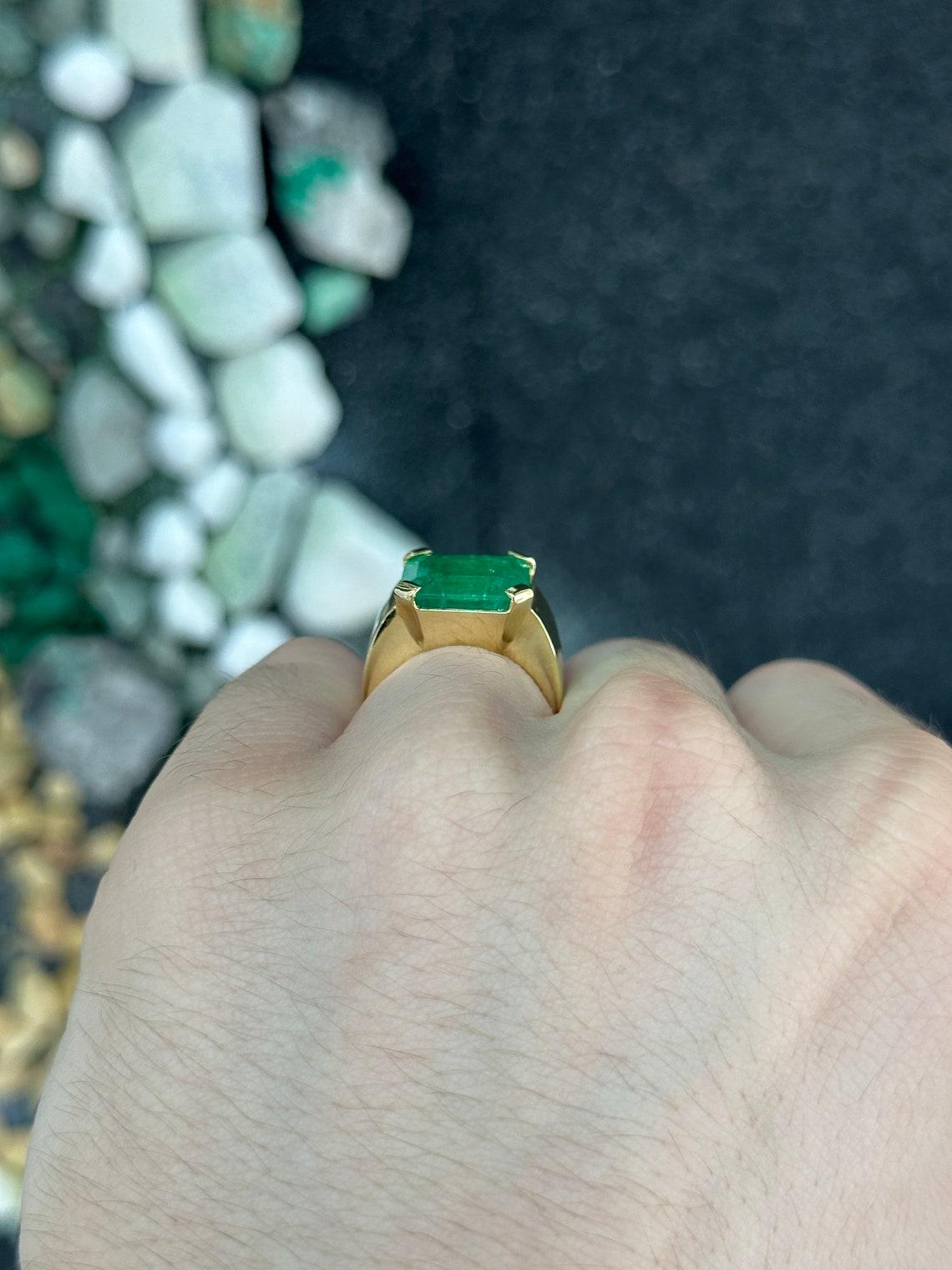 Emerald Cut 18K Gold 5.16ct Muzo Green Colombian Emerald Pinky Ring, 4 Prong Unisex 7.5mm For Sale