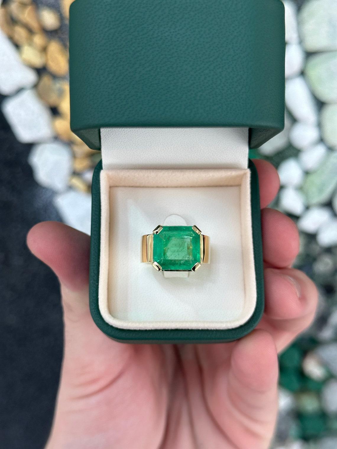 18K Gold 5.16ct Muzo Green Colombian Emerald Pinky Ring, 4 Prong Unisex 7.5mm In New Condition For Sale In Jupiter, FL