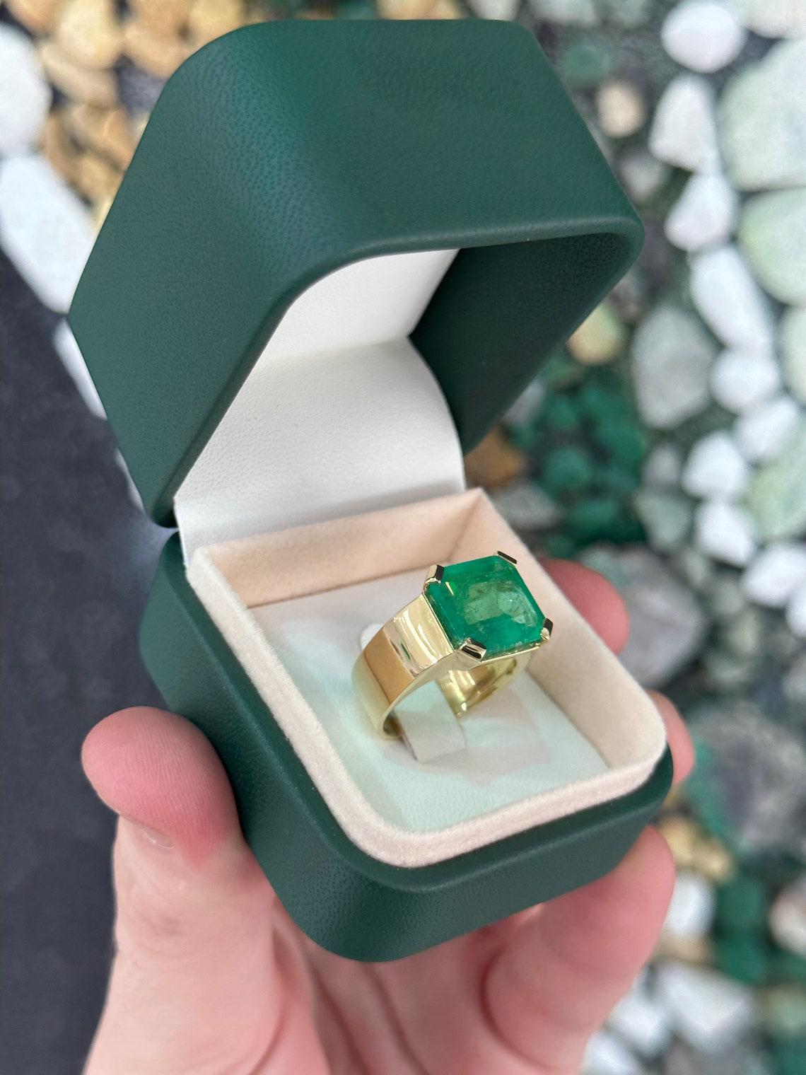 Men's 18K Gold 5.16ct Muzo Green Colombian Emerald Pinky Ring, 4 Prong Unisex 7.5mm For Sale