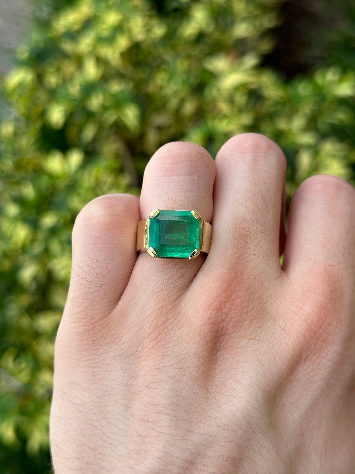 18K Gold 5.16ct Muzo Green Colombian Emerald Pinky Ring, 4 Prong Unisex 7.5mm For Sale 1