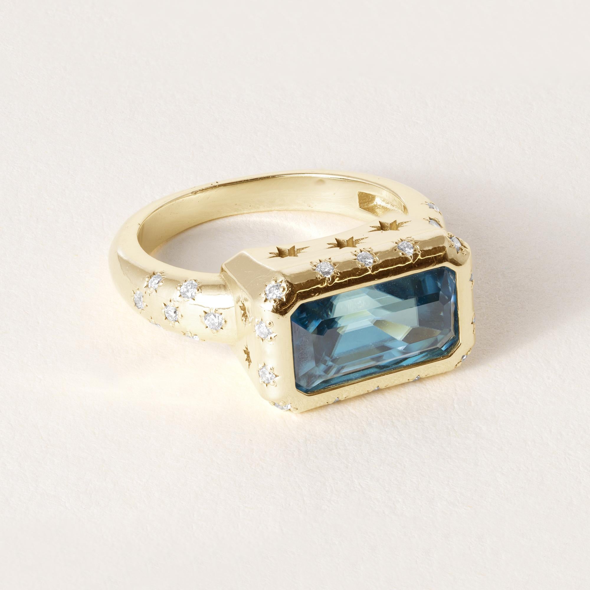 Cette bague d'inspiration vintage est ornée d'un zircon bleu naturel.
et diamants sertis dans de l'or 18K.
Détails :
Zircon bleu de 5,20 carats
Mesure 11,2 x 6 mm.
Le zircon a un indice de réfraction très élevé et une forte dispersion, ce qui