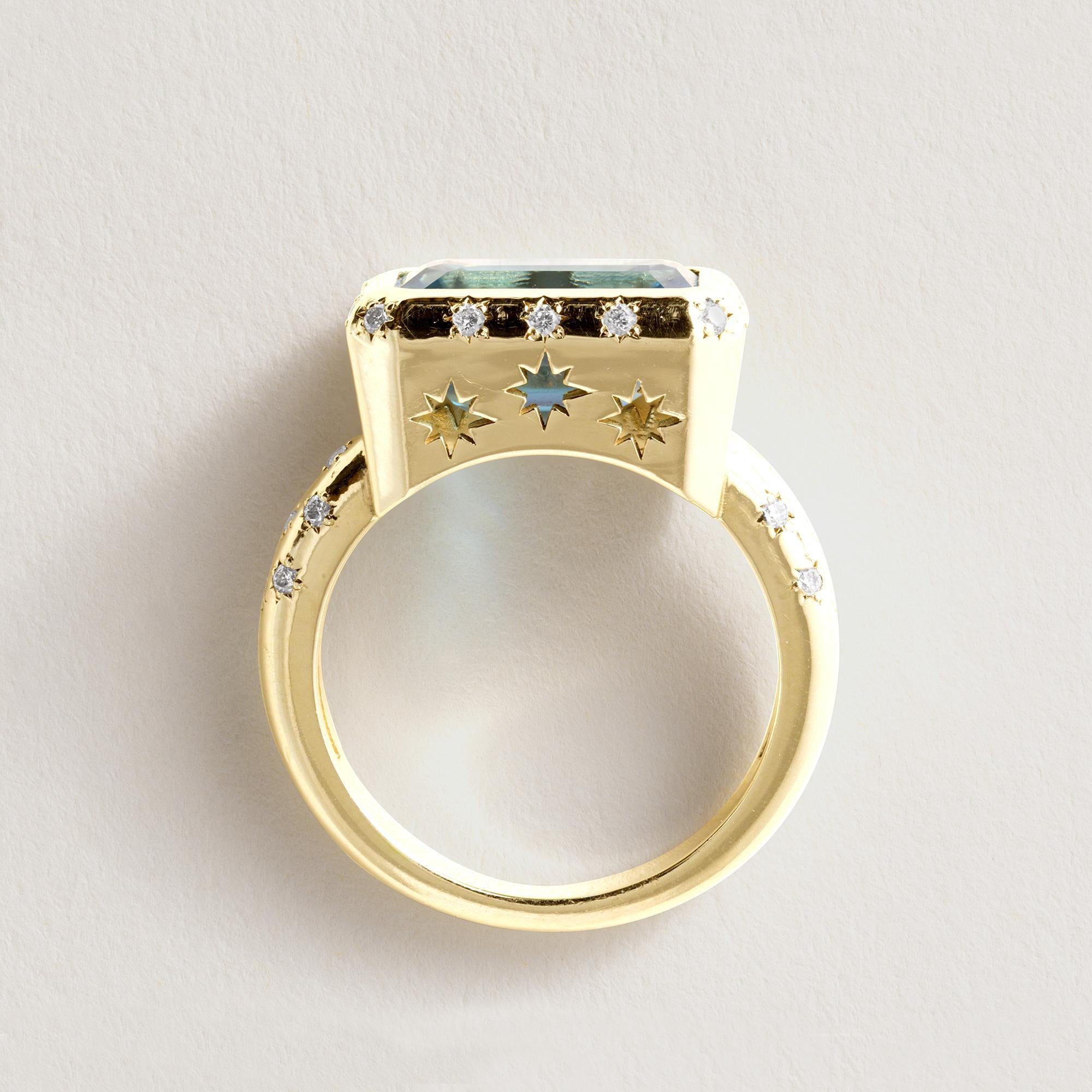 Moderne Bague en or 18K avec chaton en émeraude et diamant en zircon bleu allongé de 5,20 carats en vente