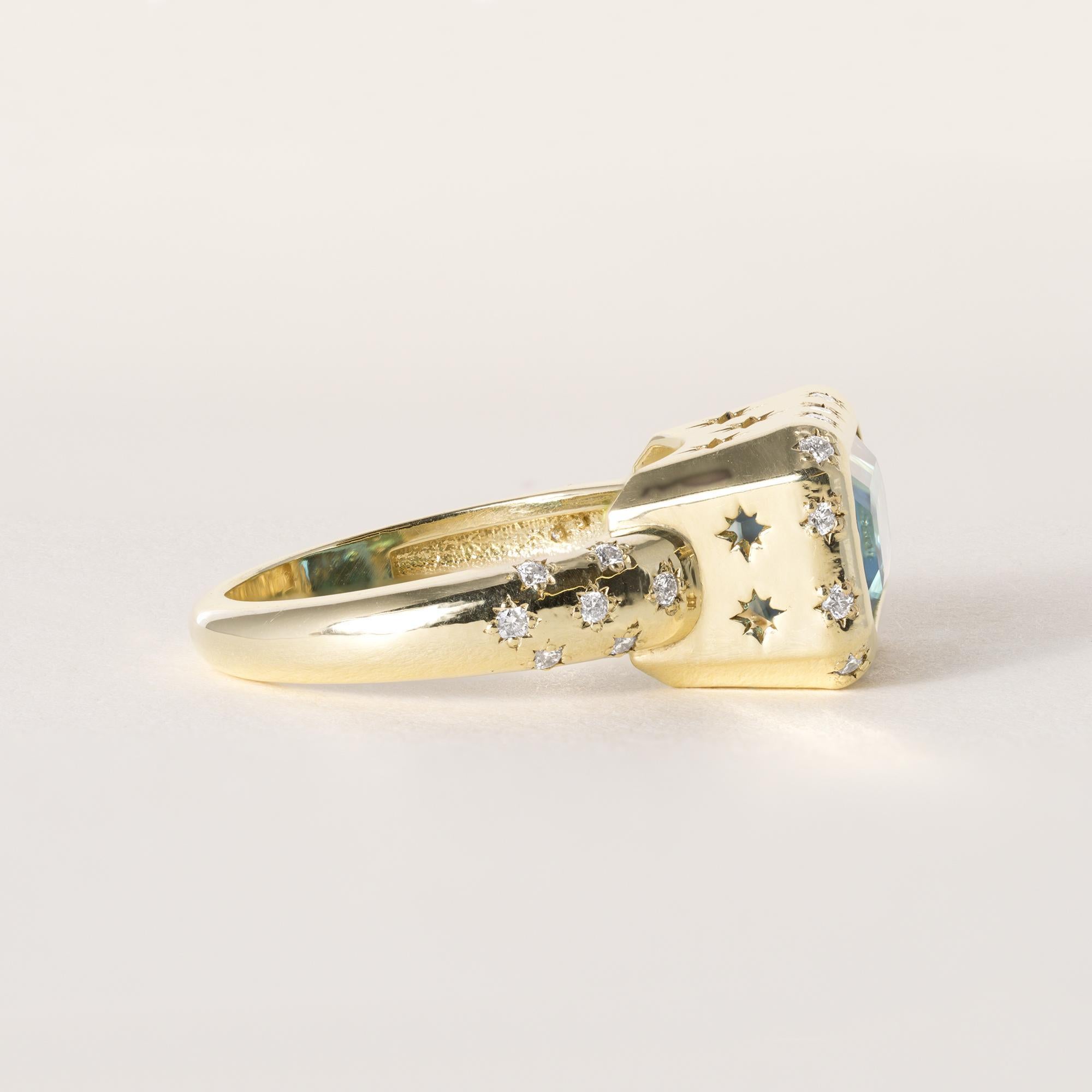 Taille émeraude Bague en or 18K avec chaton en émeraude et diamant en zircon bleu allongé de 5,20 carats en vente