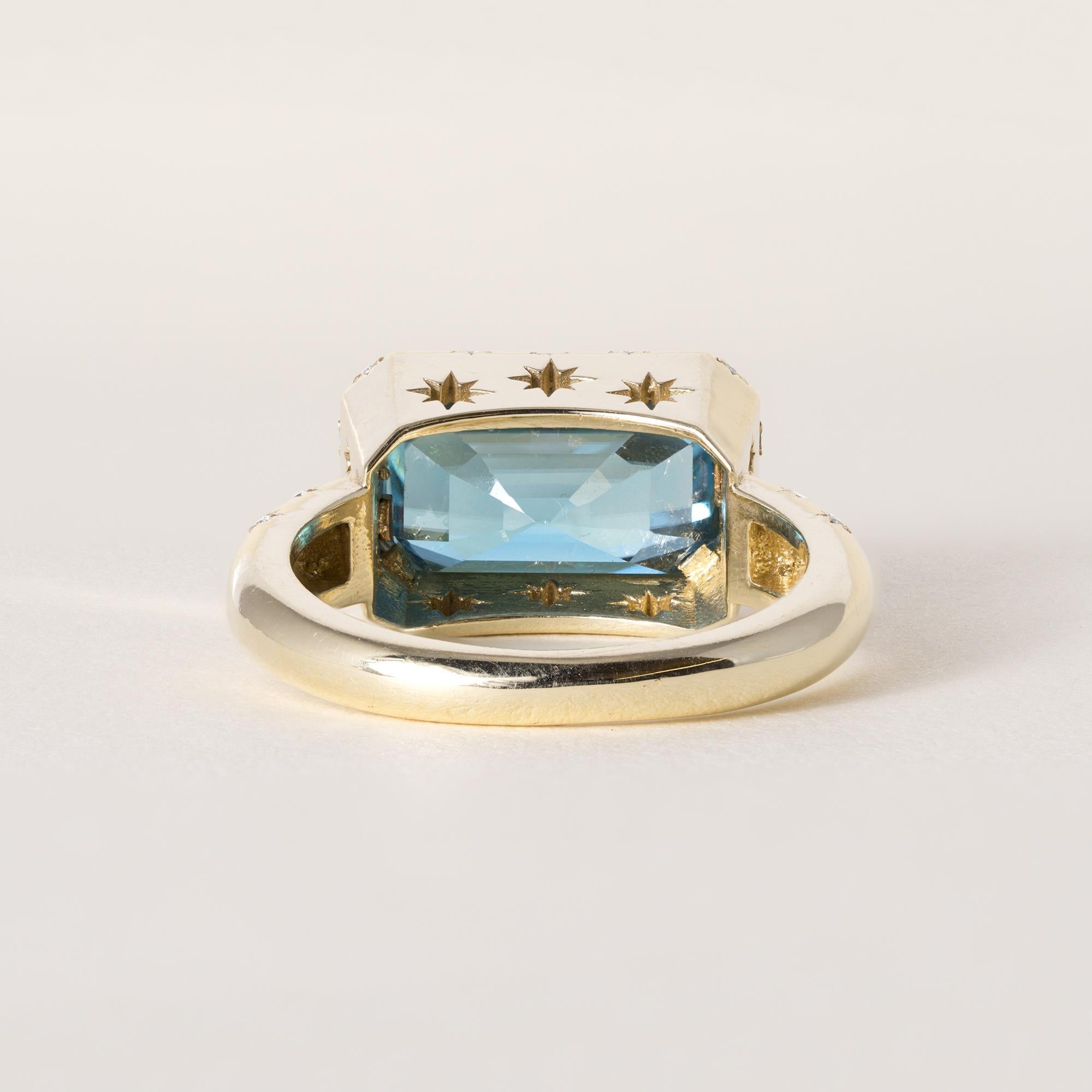 Bague en or 18K avec chaton en émeraude et diamant en zircon bleu allongé de 5,20 carats Excellent état - En vente à Los Angeles, CA