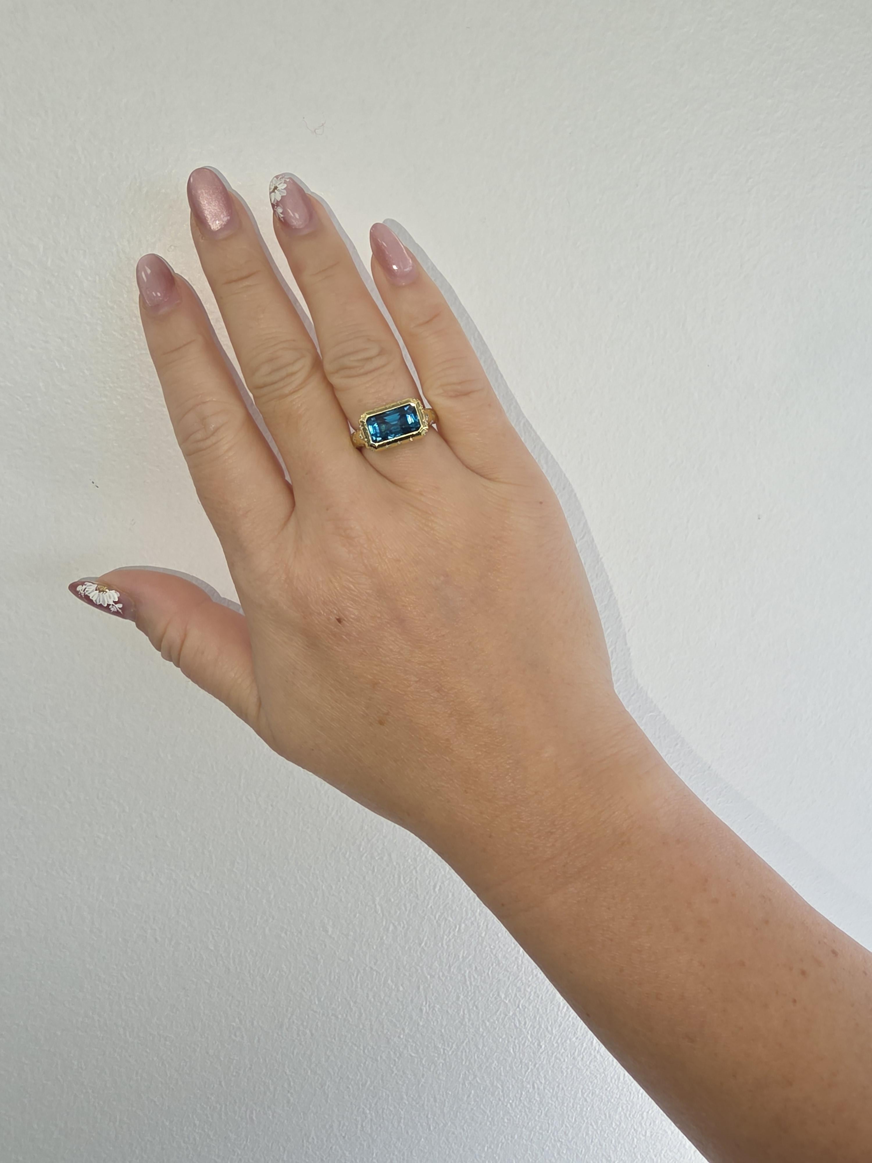 Bague en or 18K avec chaton en émeraude et diamant en zircon bleu allongé de 5,20 carats Pour femmes en vente