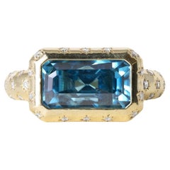 Bague en or 18K avec chaton en émeraude et diamant en zircon bleu allongé de 5,20 carats