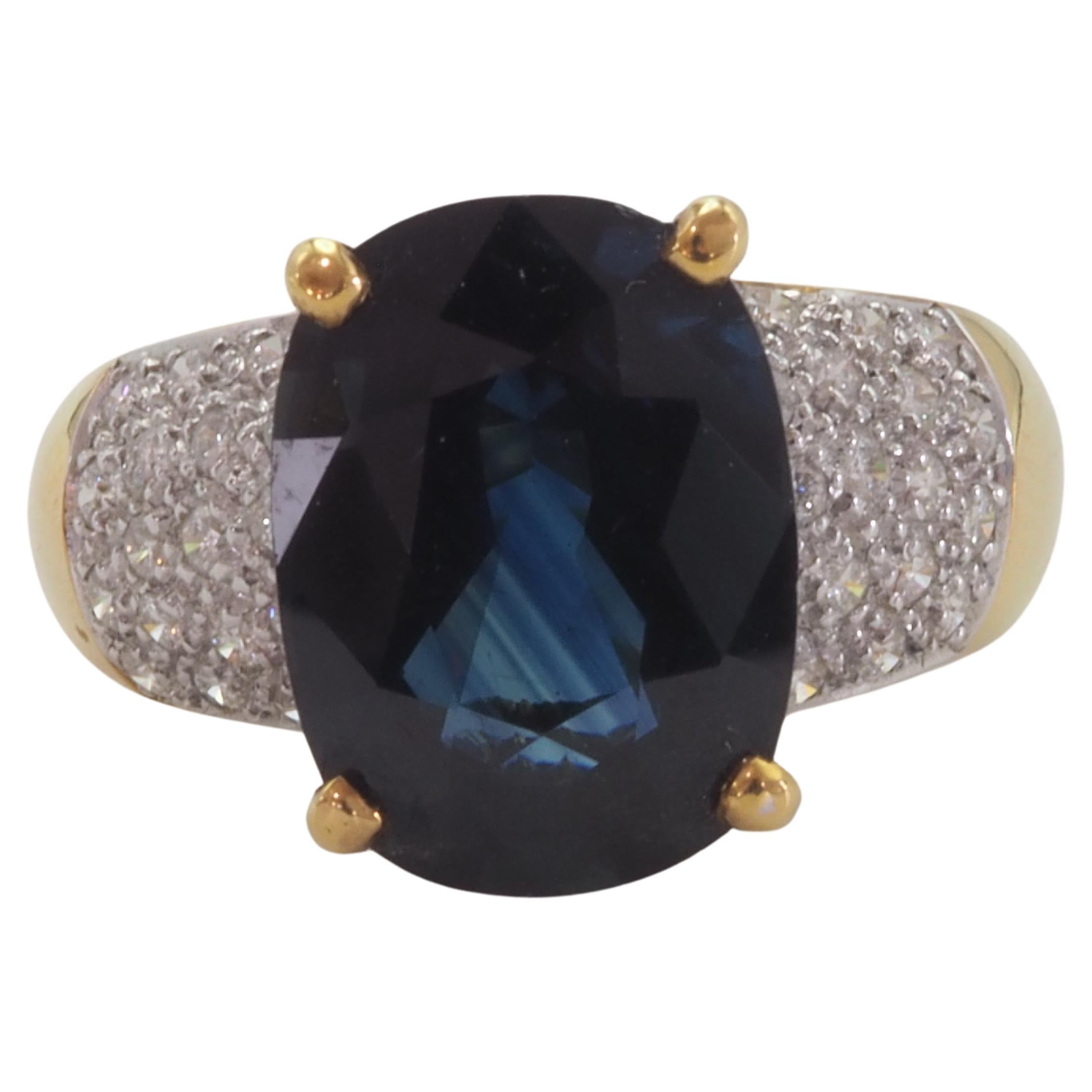 Anillo de oro de 18 quilates con zafiro azul profundo en cojín de 5,42 quilates y diamante de 0,18 quilates