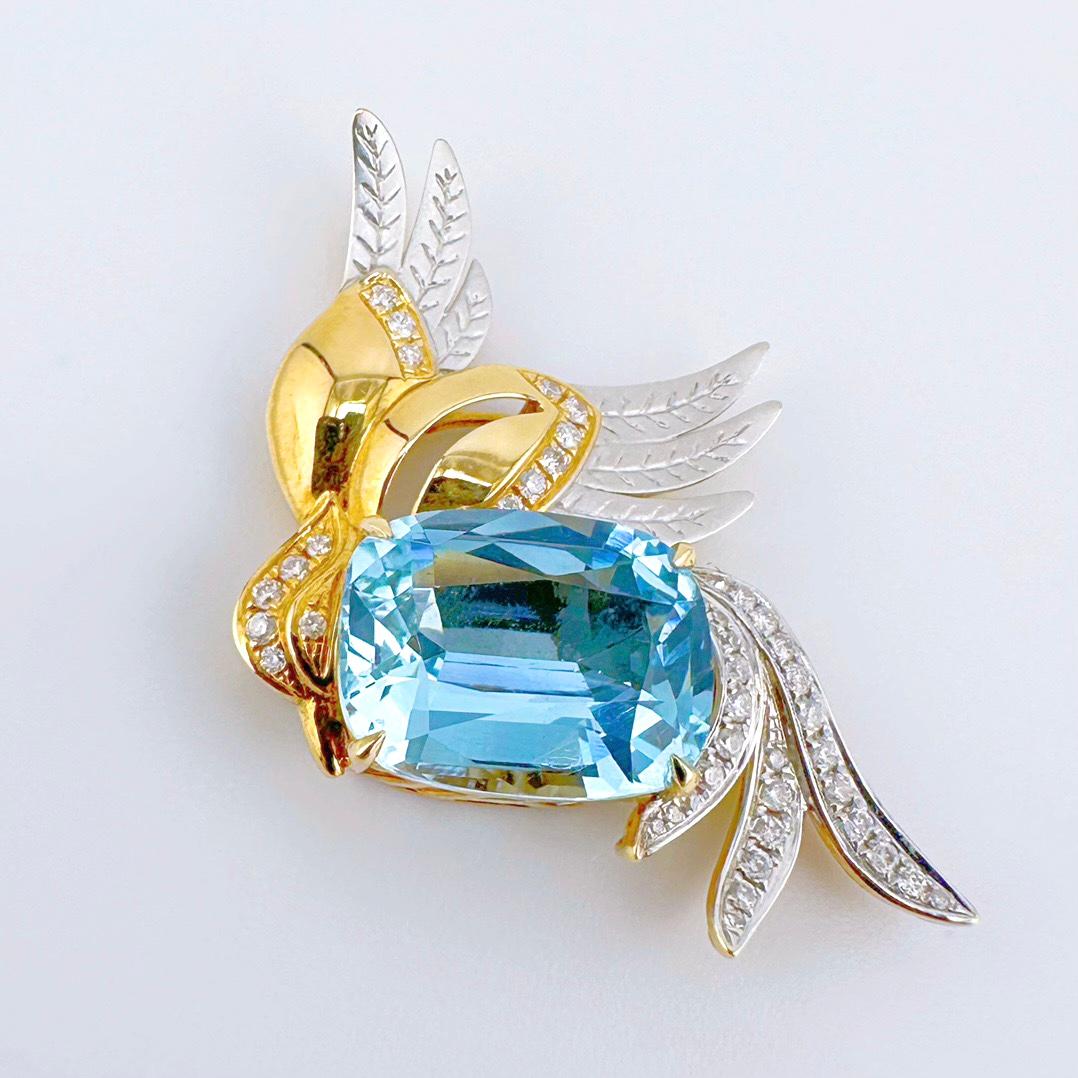 18K Gold 5.49 CT Vivid Blue Aquamarine Bird Pendant with Diamonds In New Condition For Sale In Kowloon, HK