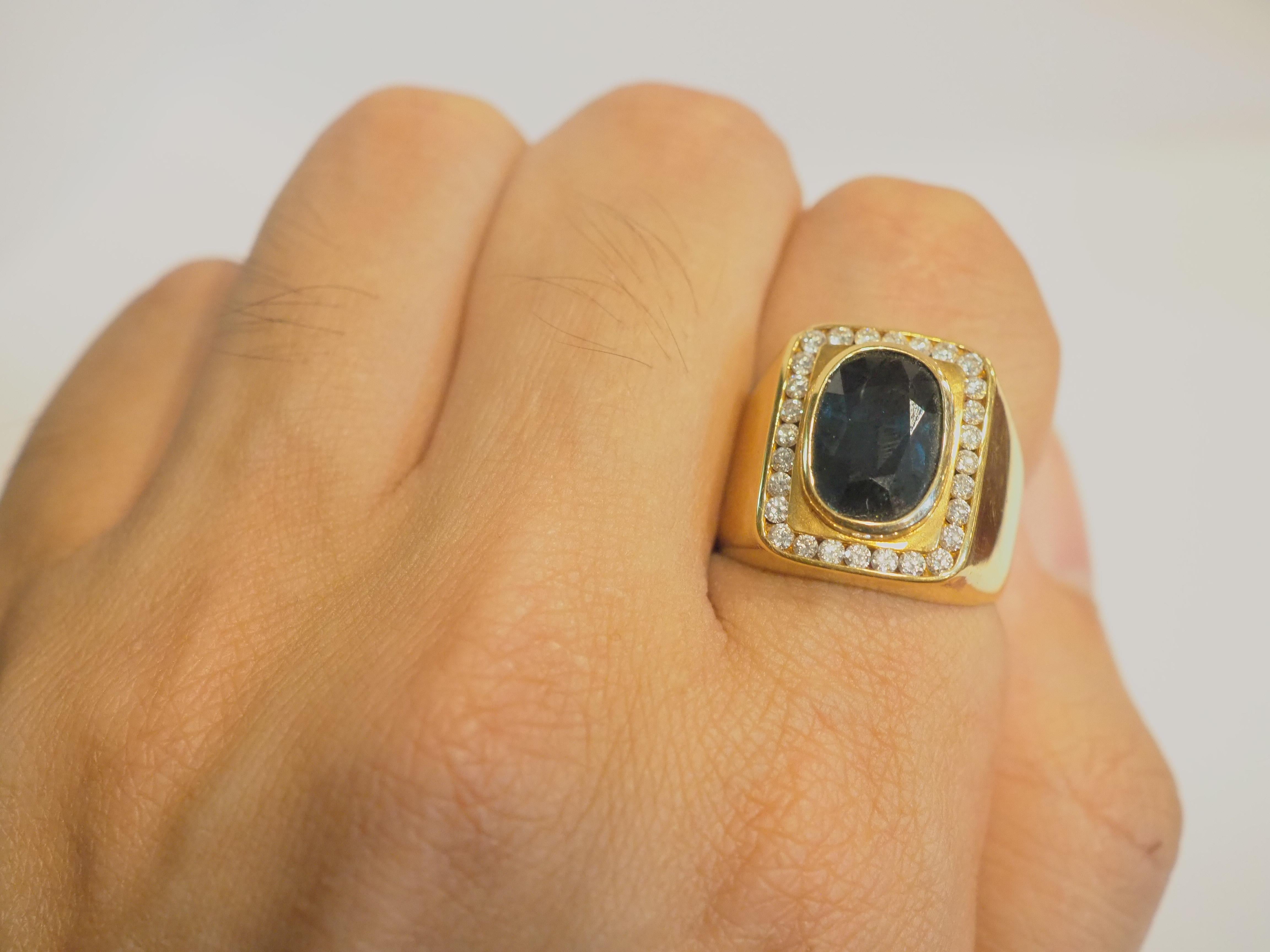 Taille ovale Bague chevalière pour homme en or 18 carats, saphir bleu profond de 5,6 carats et diamant de 0,72 carats en vente