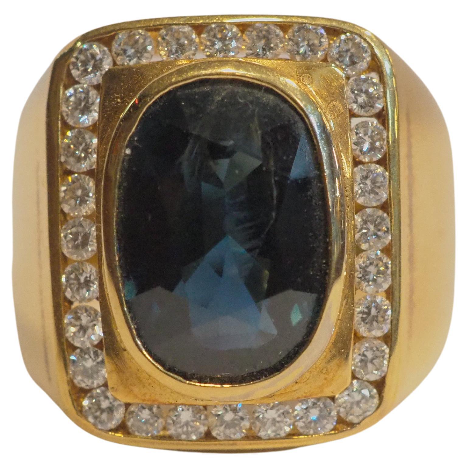Bague chevalière pour homme en or 18 carats, saphir bleu profond de 5,6 carats et diamant de 0,72 carats en vente