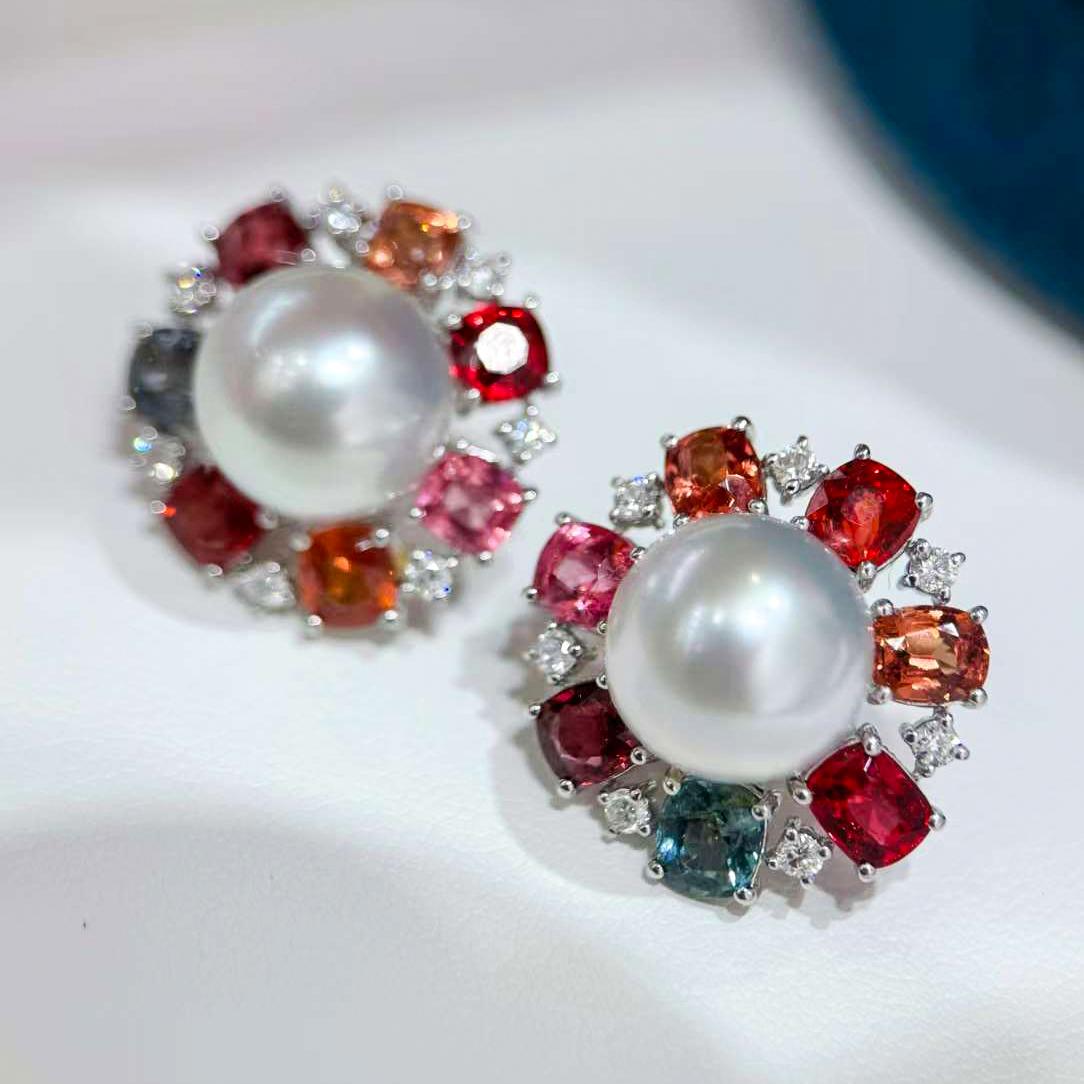 Donna Orecchini con perle dei mari del sud e spinello di Carnevale celestiale Aurora in vendita