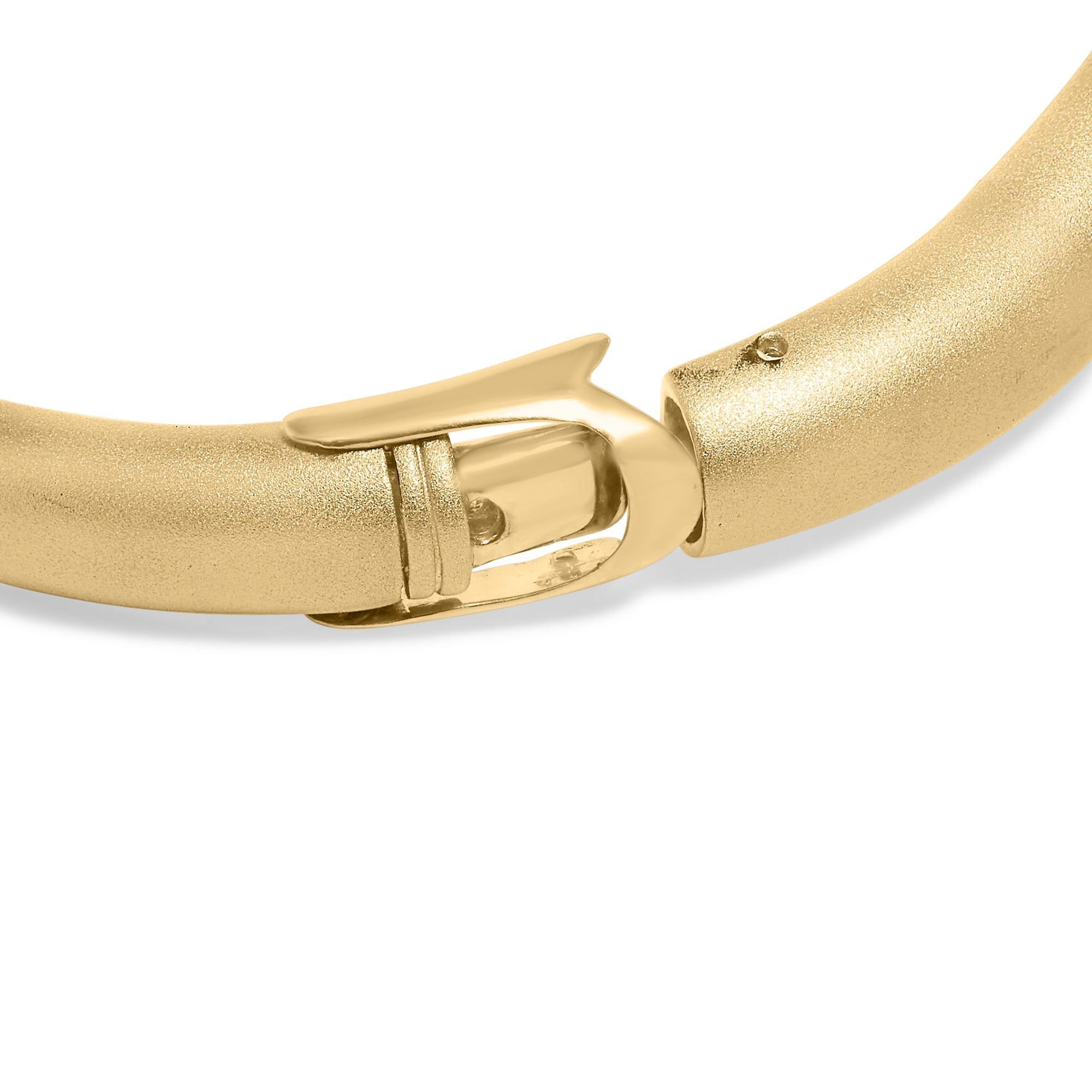 Enveloppez votre poignet de l'éclat pur de ce captivant bracelet en or 18 carats, méticuleusement conçu avec une finition satinée pour un éclat irrésistiblement doux. Cette pièce s'enorgueillit de 6,00 carats de diamants naturels, disposés en une