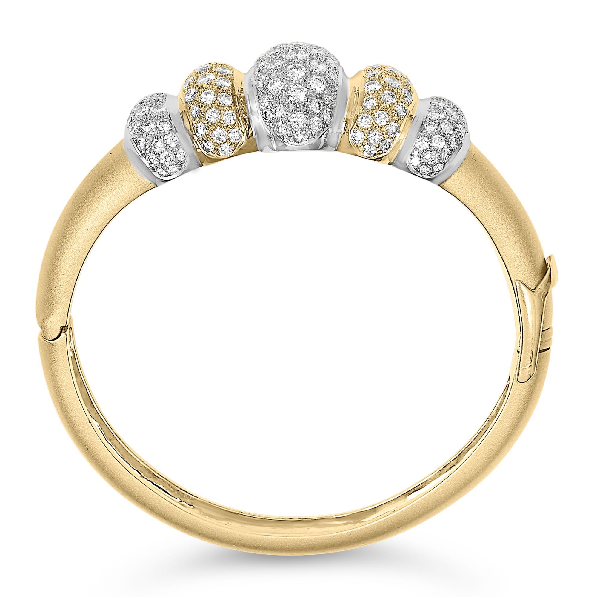 Moderne Bracelet en or 18K avec dôme gradué et diamant de 6.00 Cttw en vente