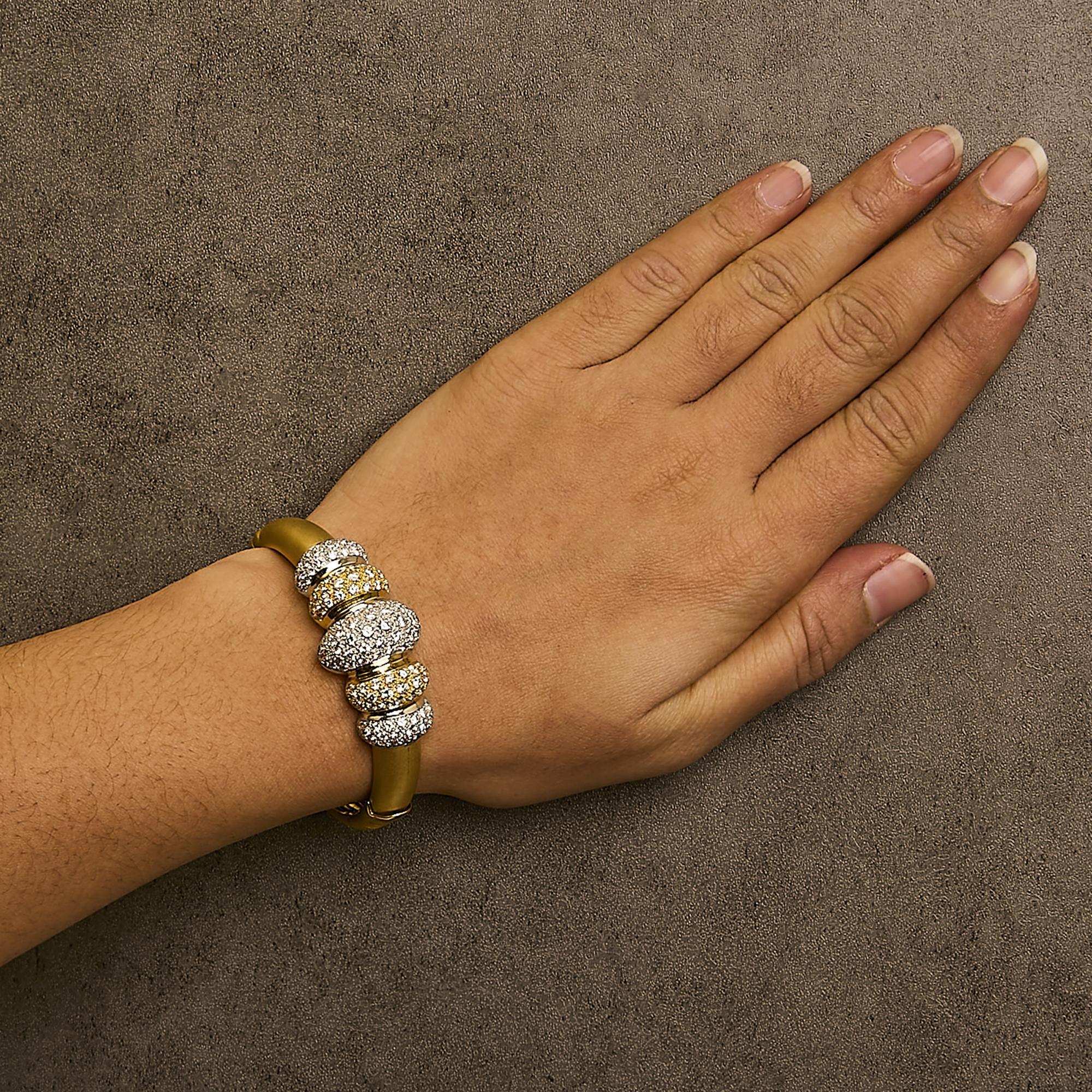 Taille ronde Bracelet en or 18K avec dôme gradué et diamant de 6.00 Cttw en vente