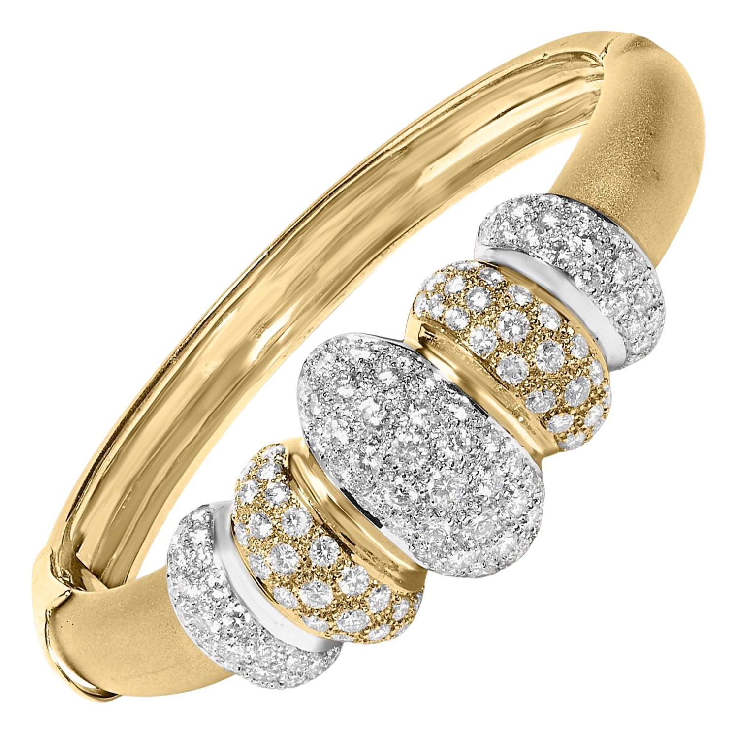 Pulsera brazalete cúpula graduada de diamantes de oro de 18 quilates de 6,00 qt en venta