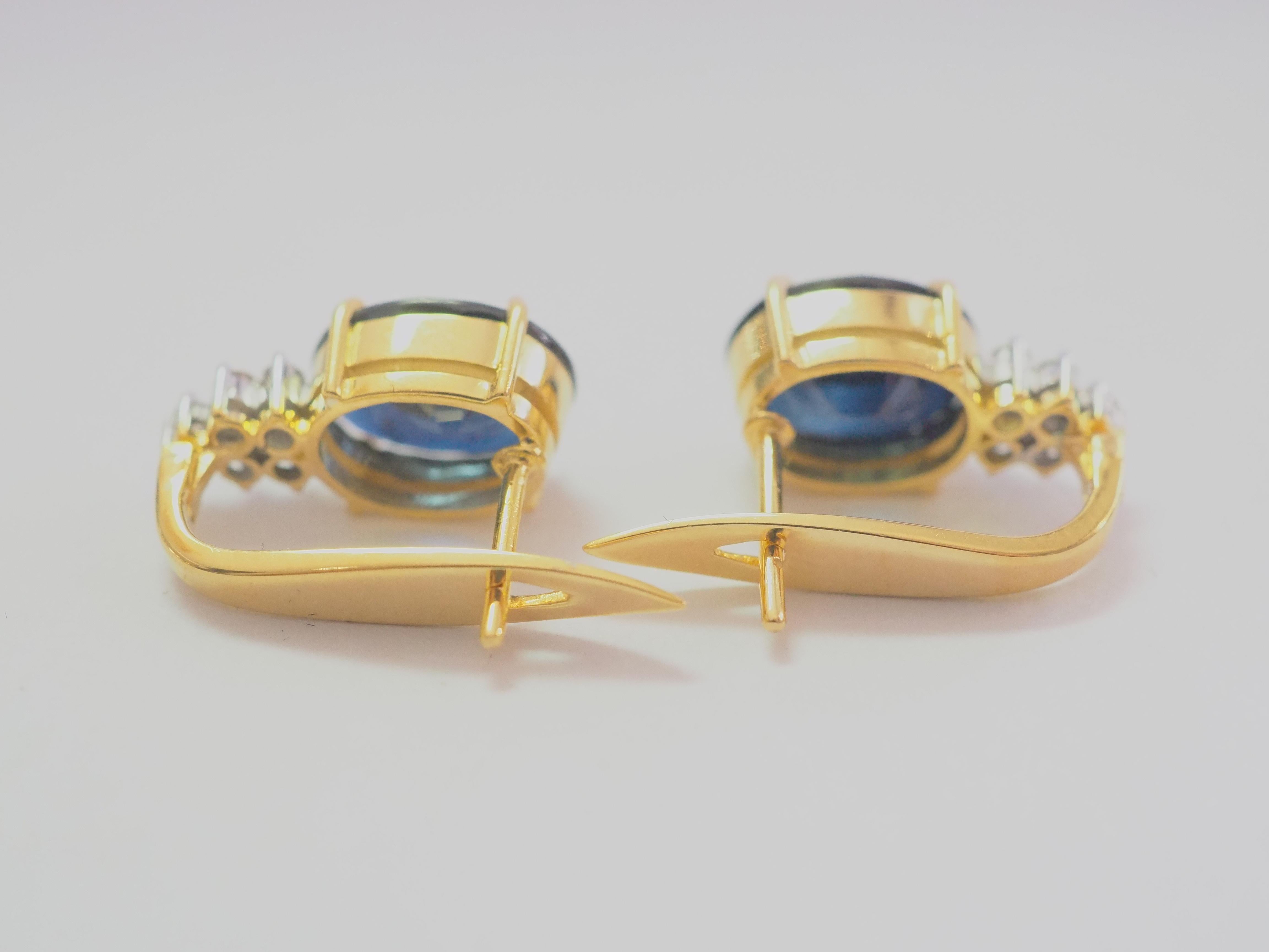 18k Gold 6.33ct Deep Blue Sapphire & 0.23ct Diamond Latch-Back Earring In New Condition For Sale In เกาะสมุย, TH