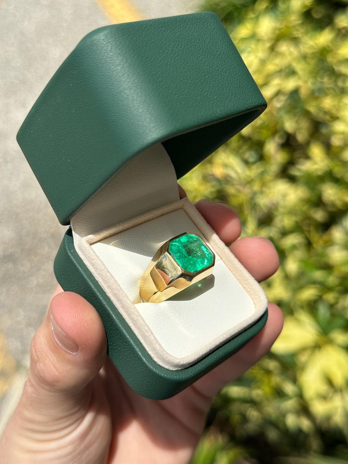 18K Gold 6.55cts Bezel Set Men's Colombian Emerald Solitaire Gypsy Signet Ring For Sale 4