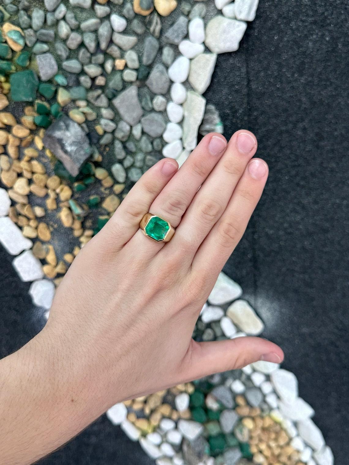 Emerald Cut 18K Gold 6.55cts Bezel Set Men's Colombian Emerald Solitaire Gypsy Signet Ring For Sale